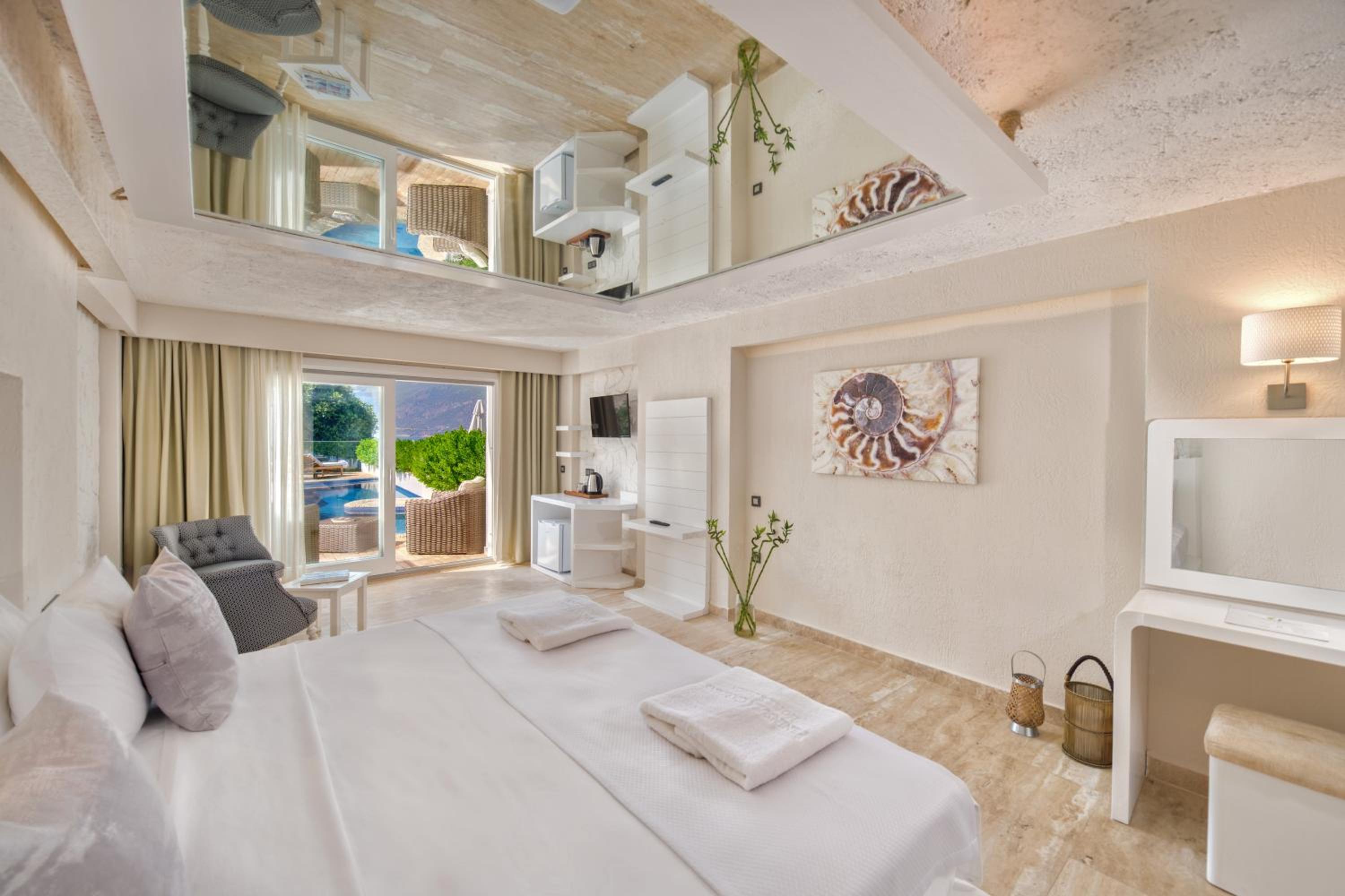Deluxe Double Room with Sea View - Photo 10