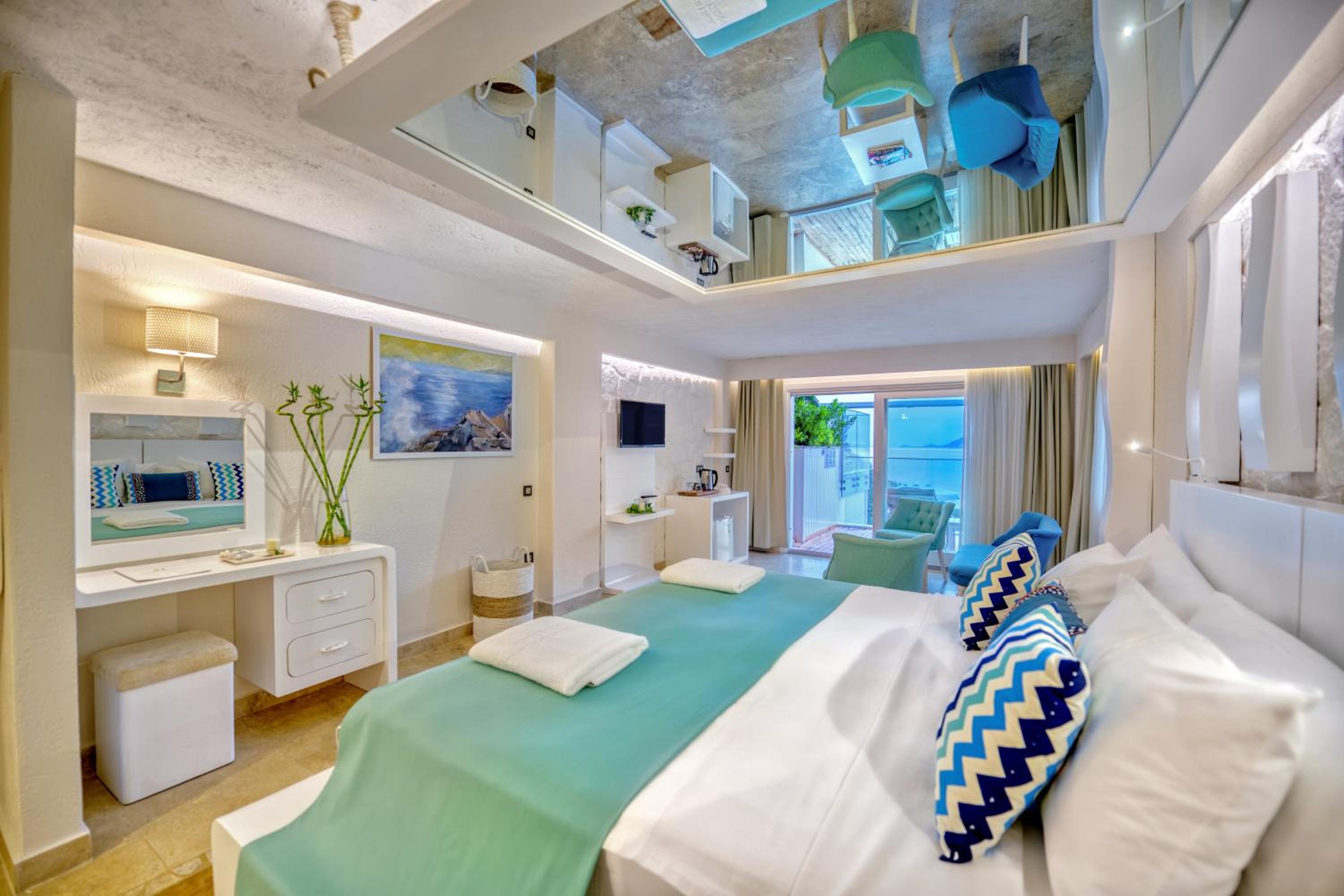 Deluxe Double Room with Sea View - Photo 9