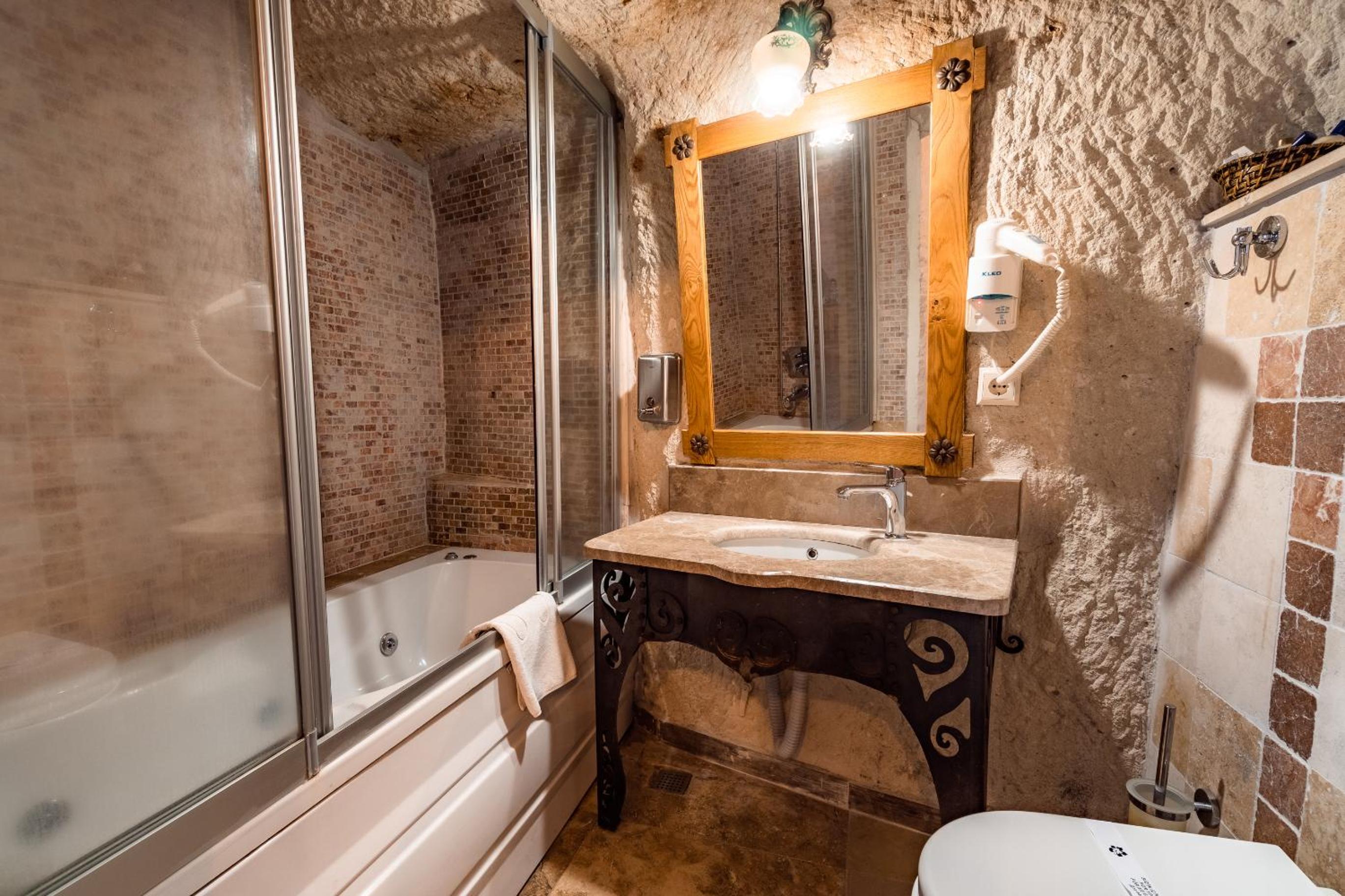 Jacuzzi Suite with Balcony photo 3