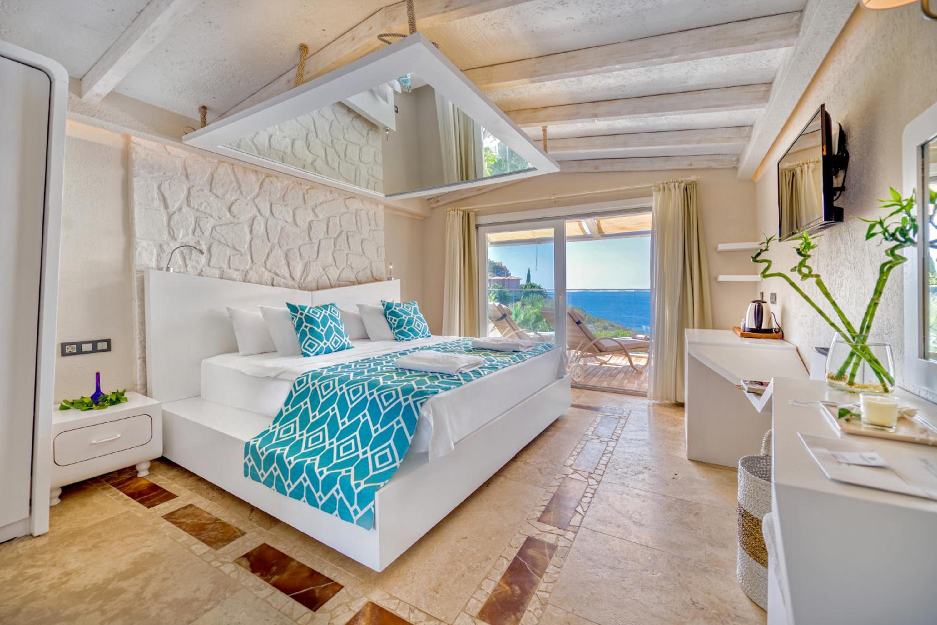 Double Room with Balcony and Sea View - Photo 1