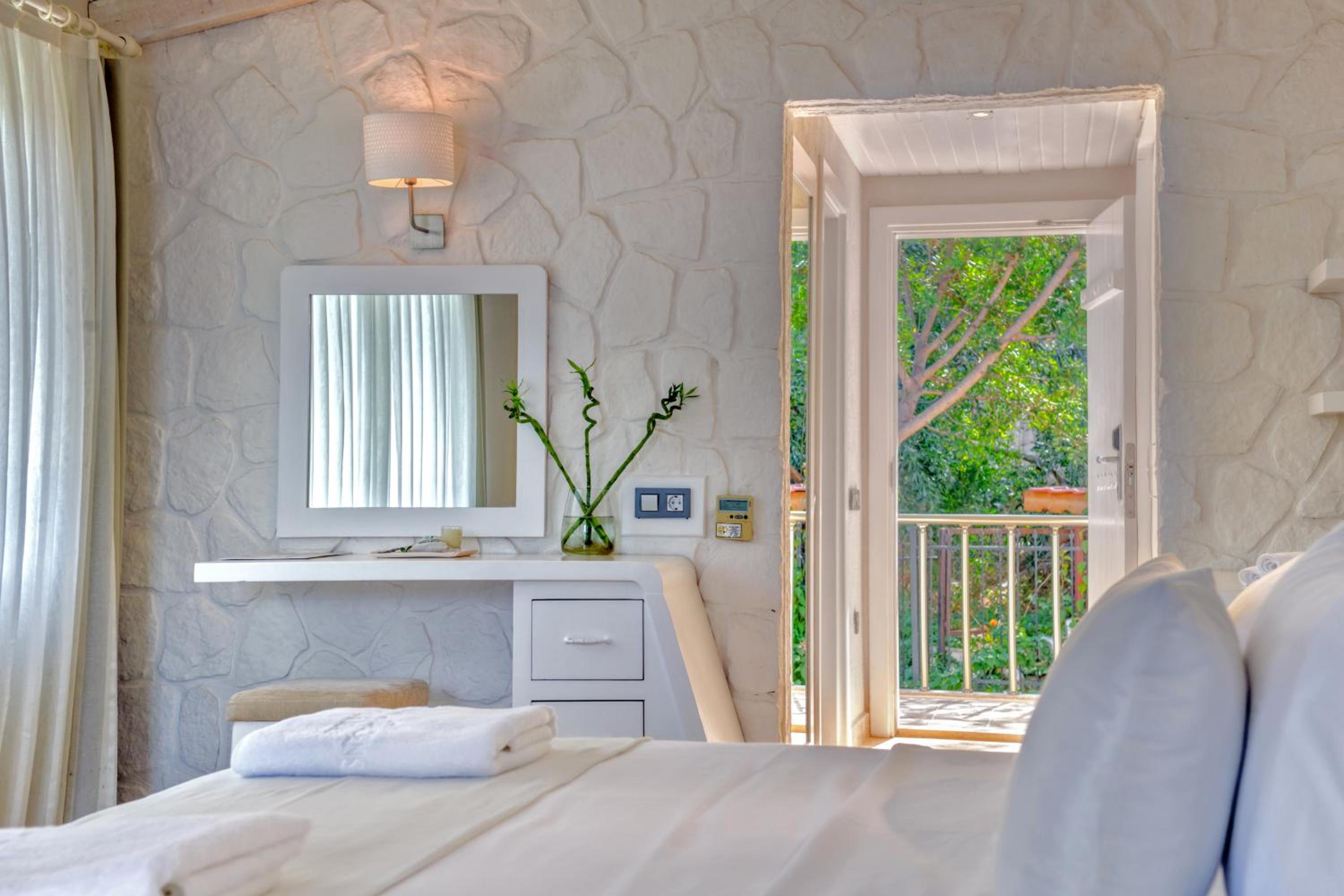 Double Room with Balcony and Sea View - Photo 6