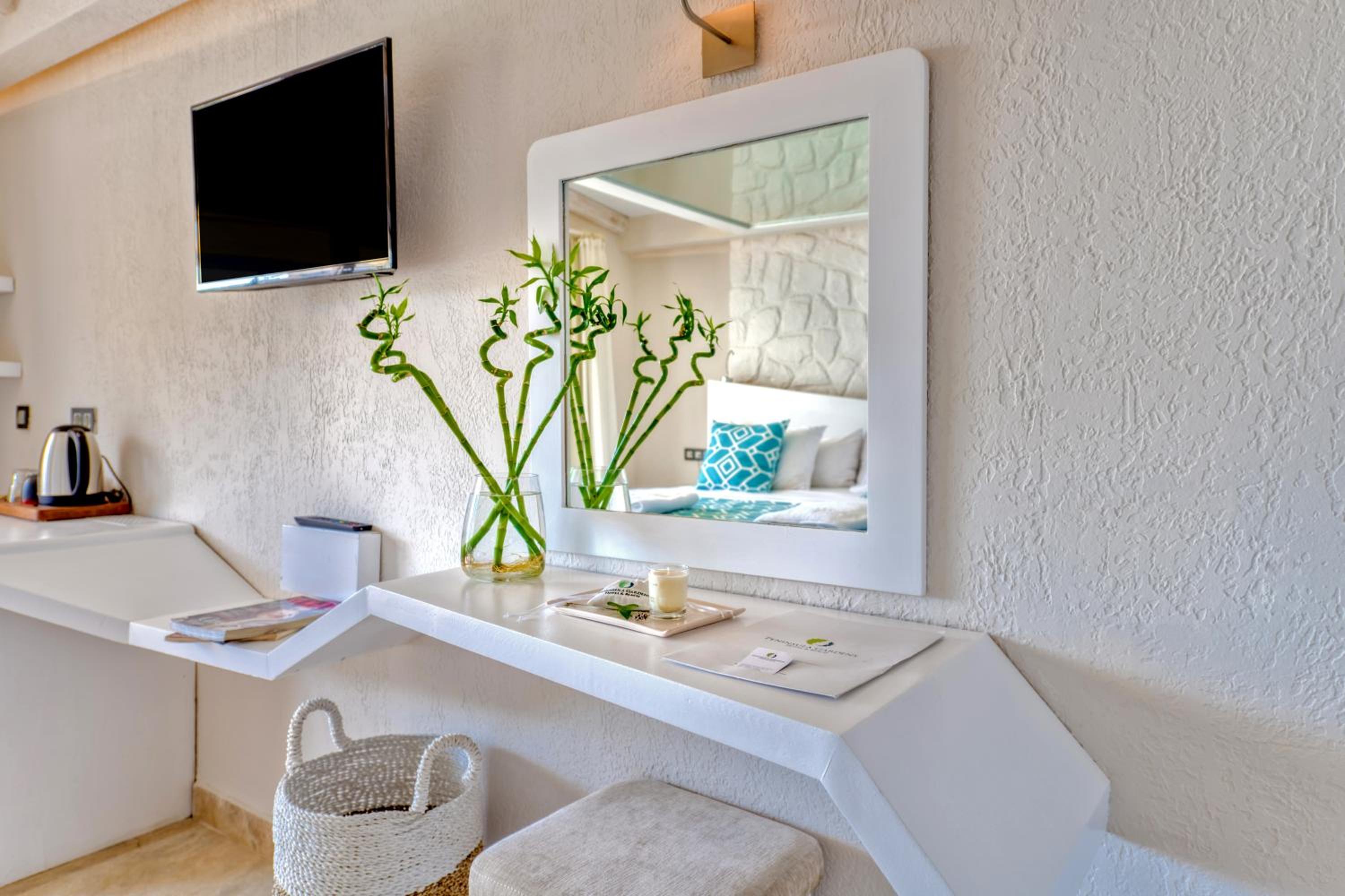 Double Room with Balcony and Sea View - Photo 7