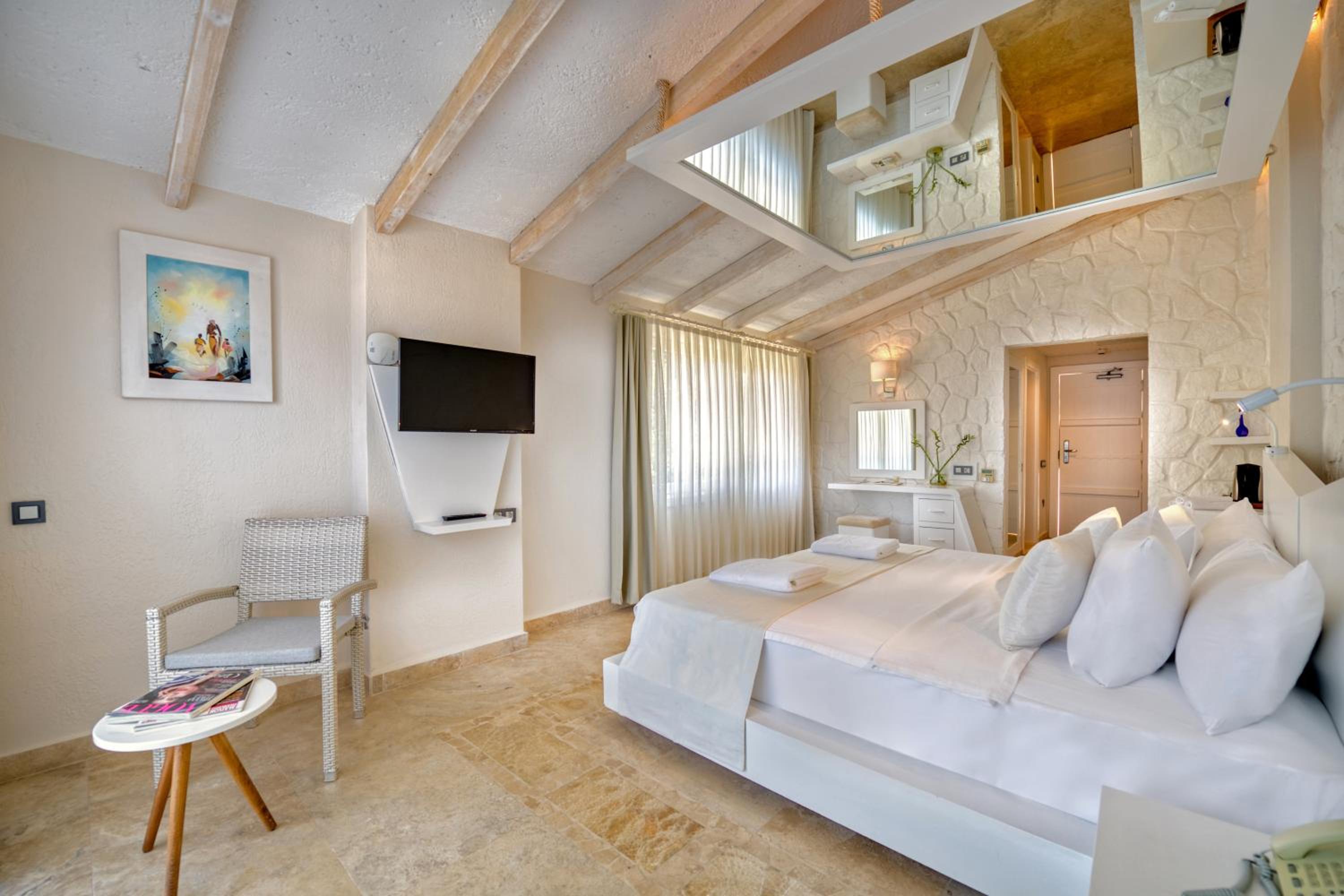 Double Room with Balcony and Sea View - Photo 8