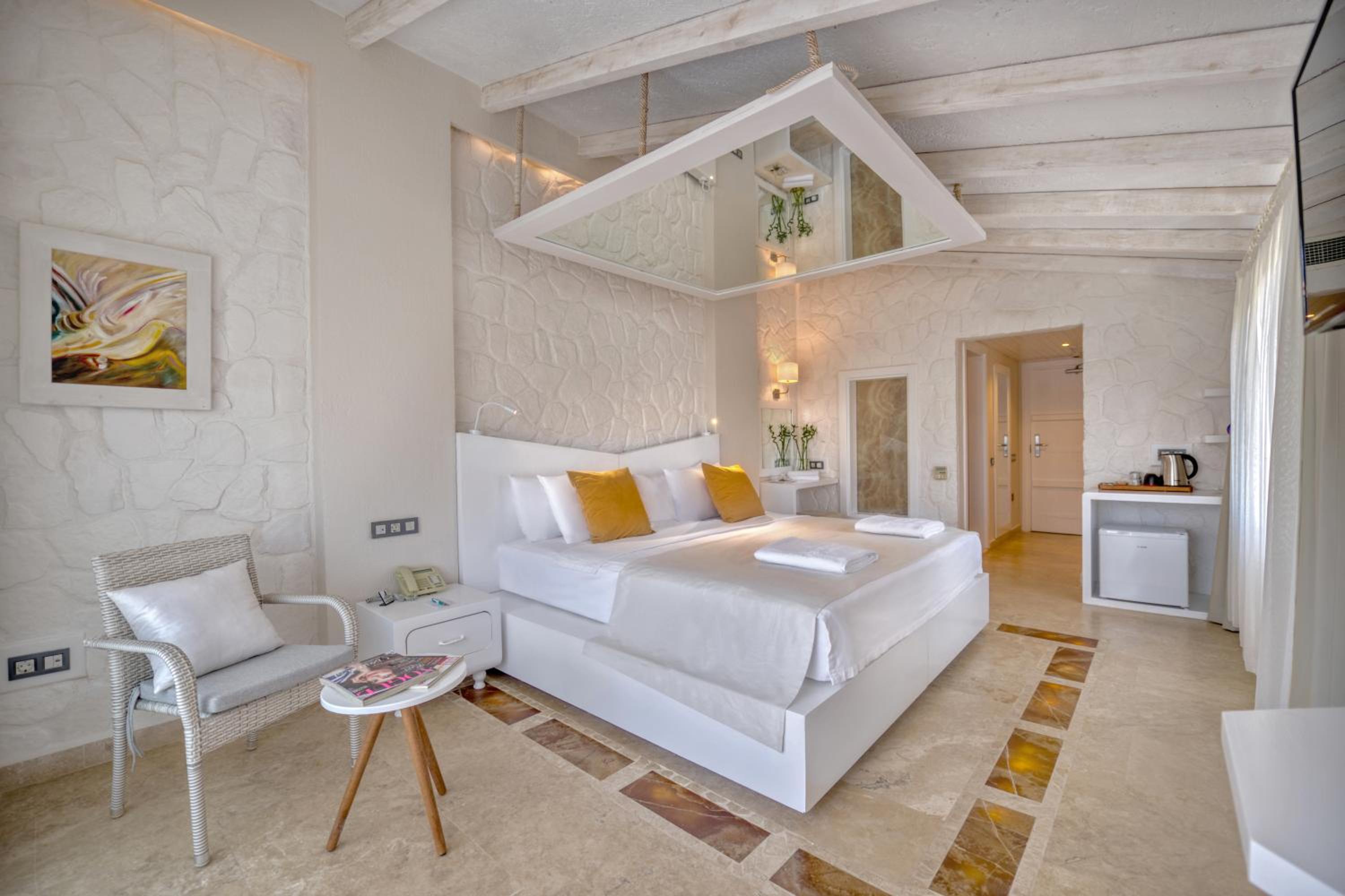 Double Room with Balcony and Sea View - Photo 4