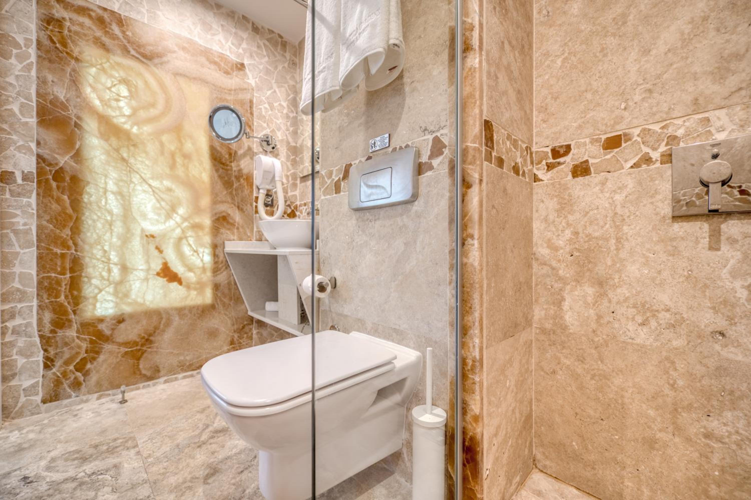 Double Room with Balcony and Sea View - Photo 2