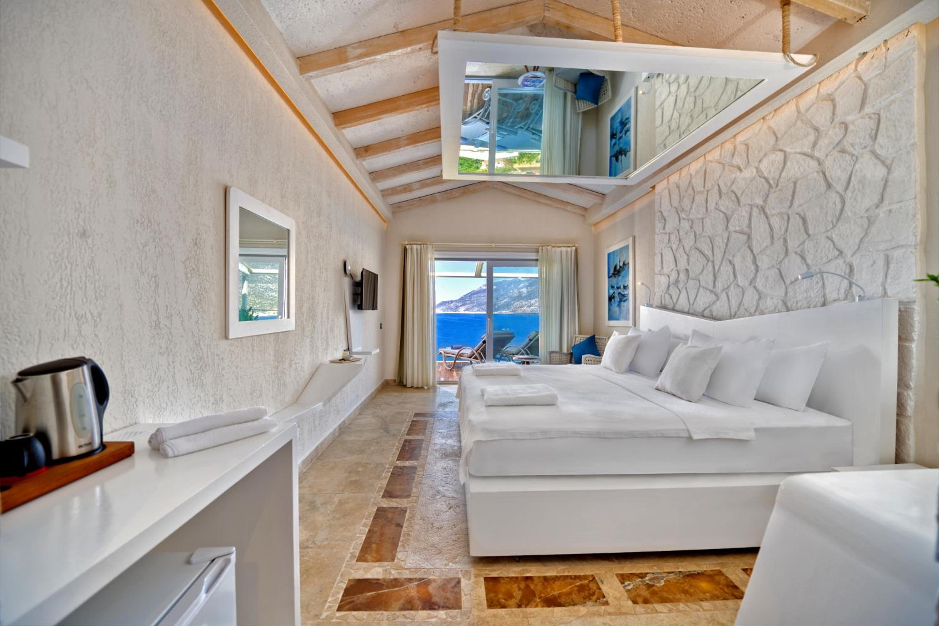 Double Room with Balcony and Sea View - Photo 5