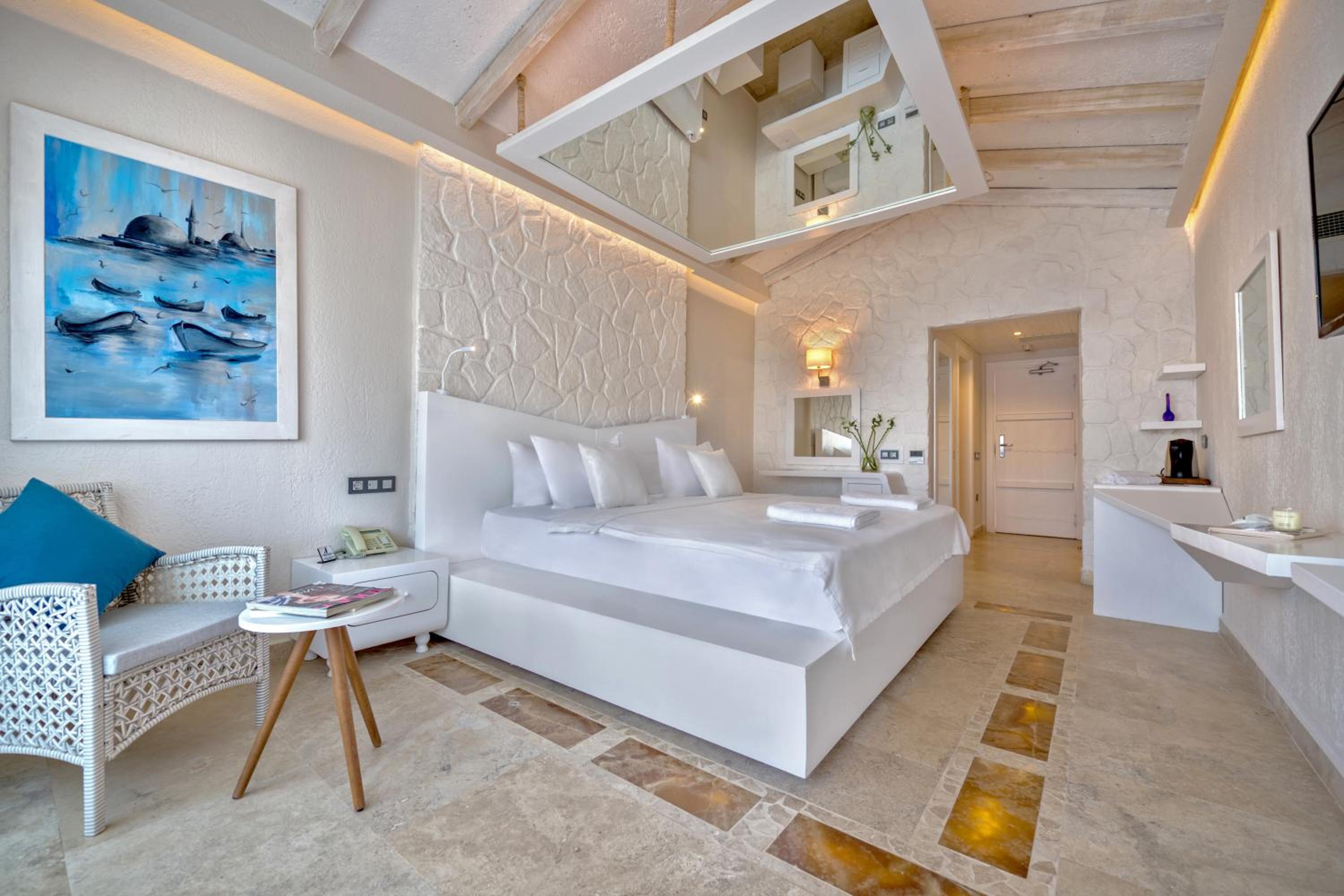 Double Room with Balcony and Sea View - Photo 3