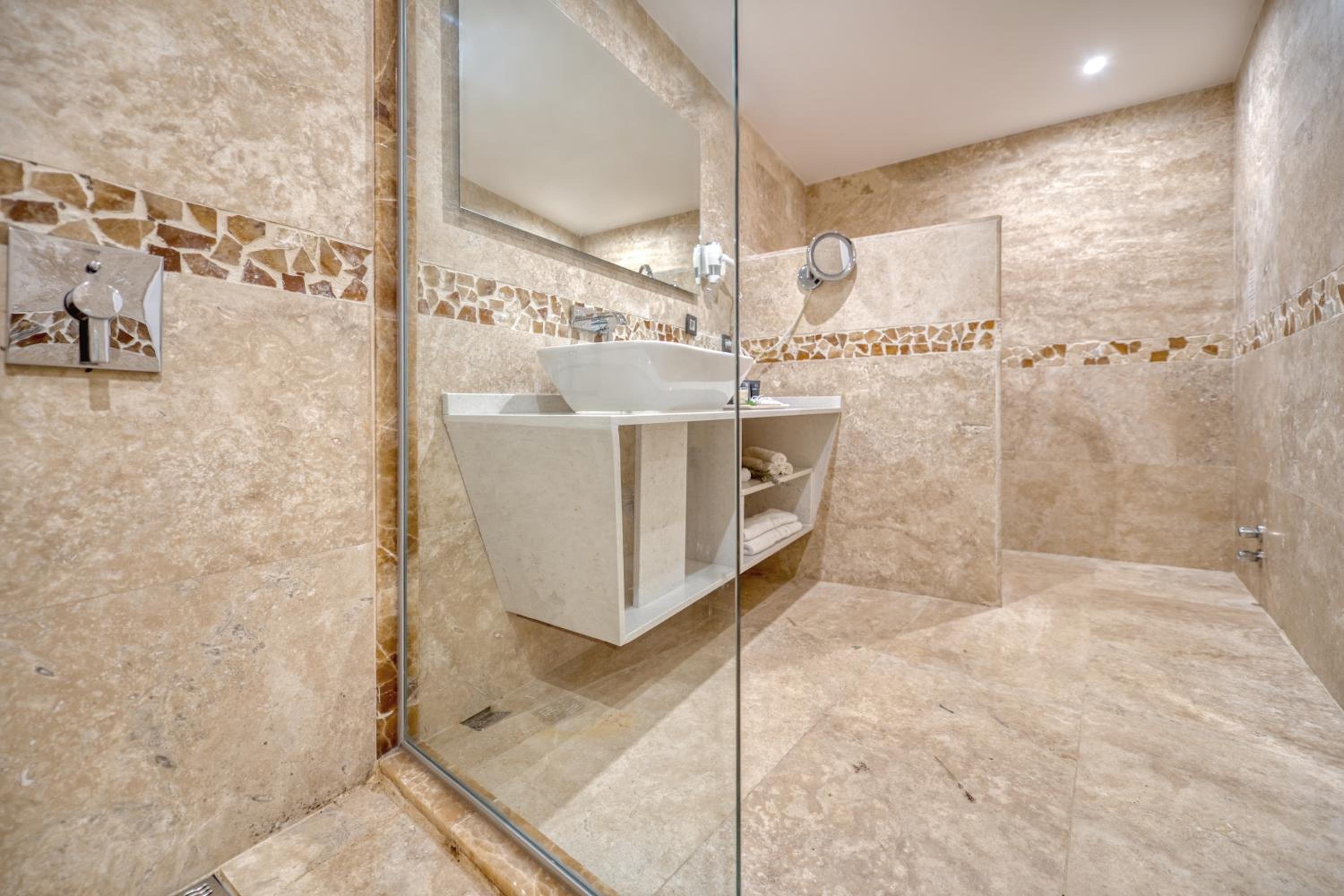 King Suite - Photo 2