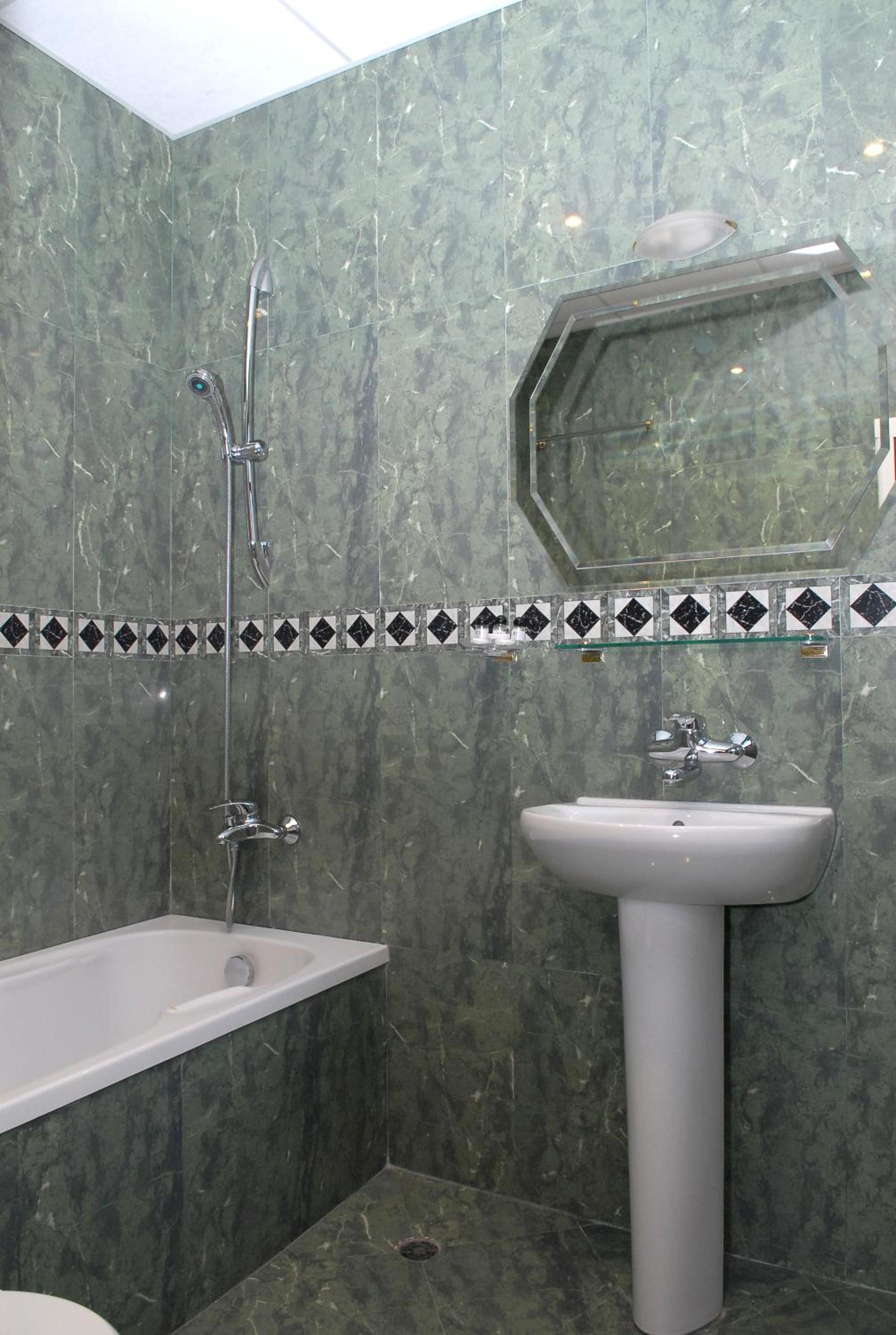 Deluxe Suite - Photo 6