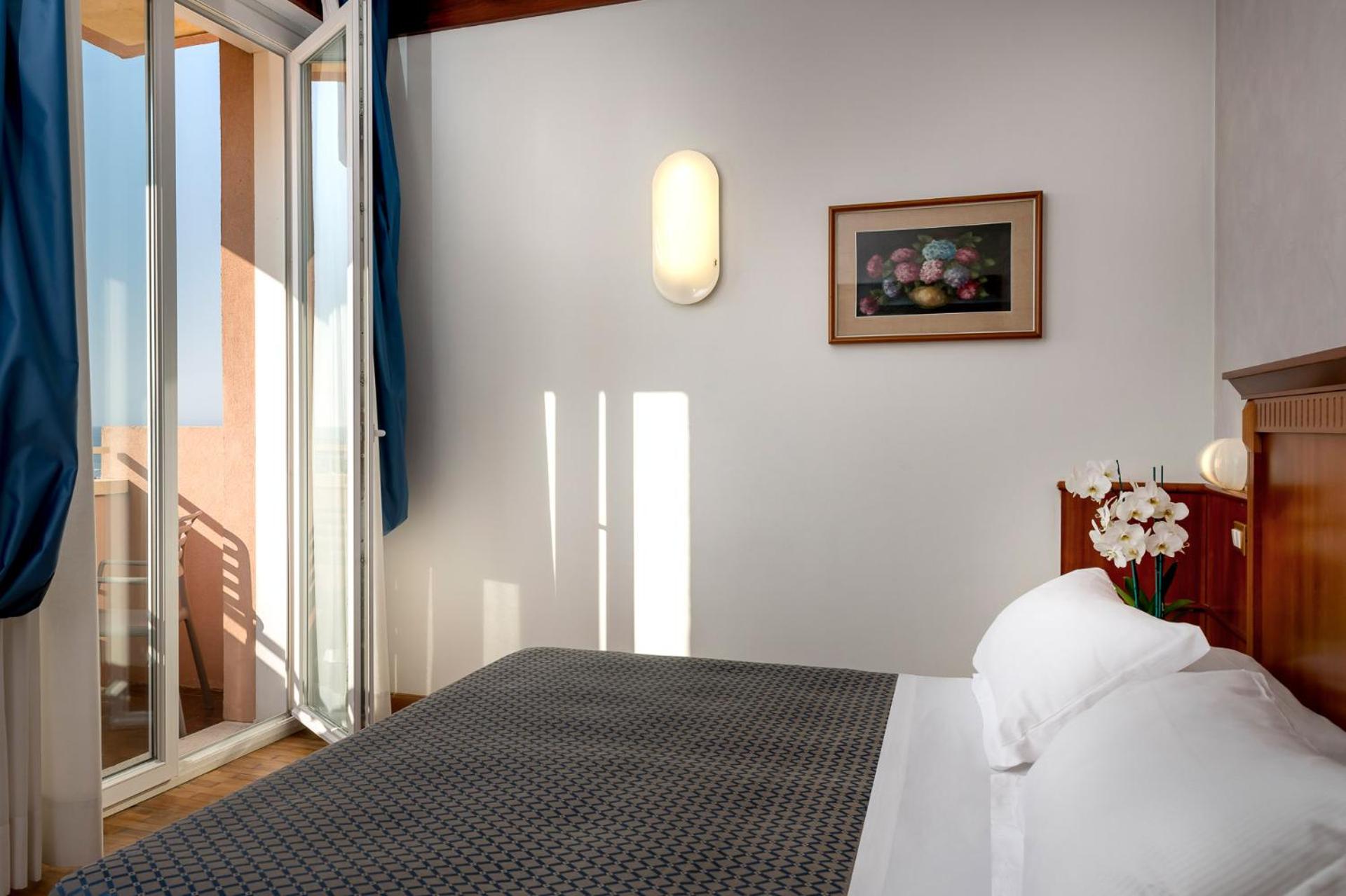 Quadruple Room with Lateral Sea View - Photo 3