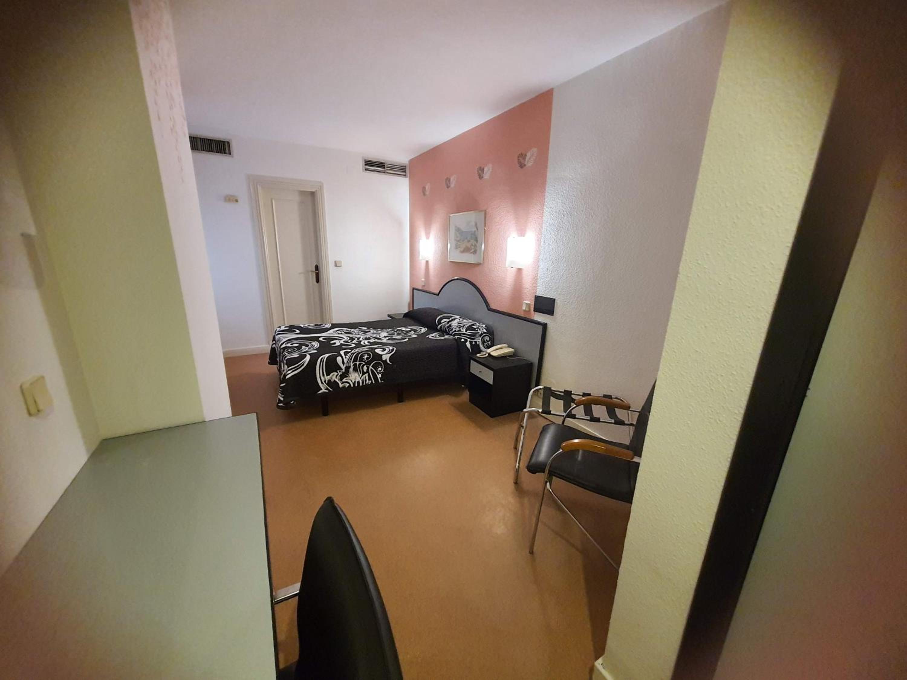 Double Room - Photo 15