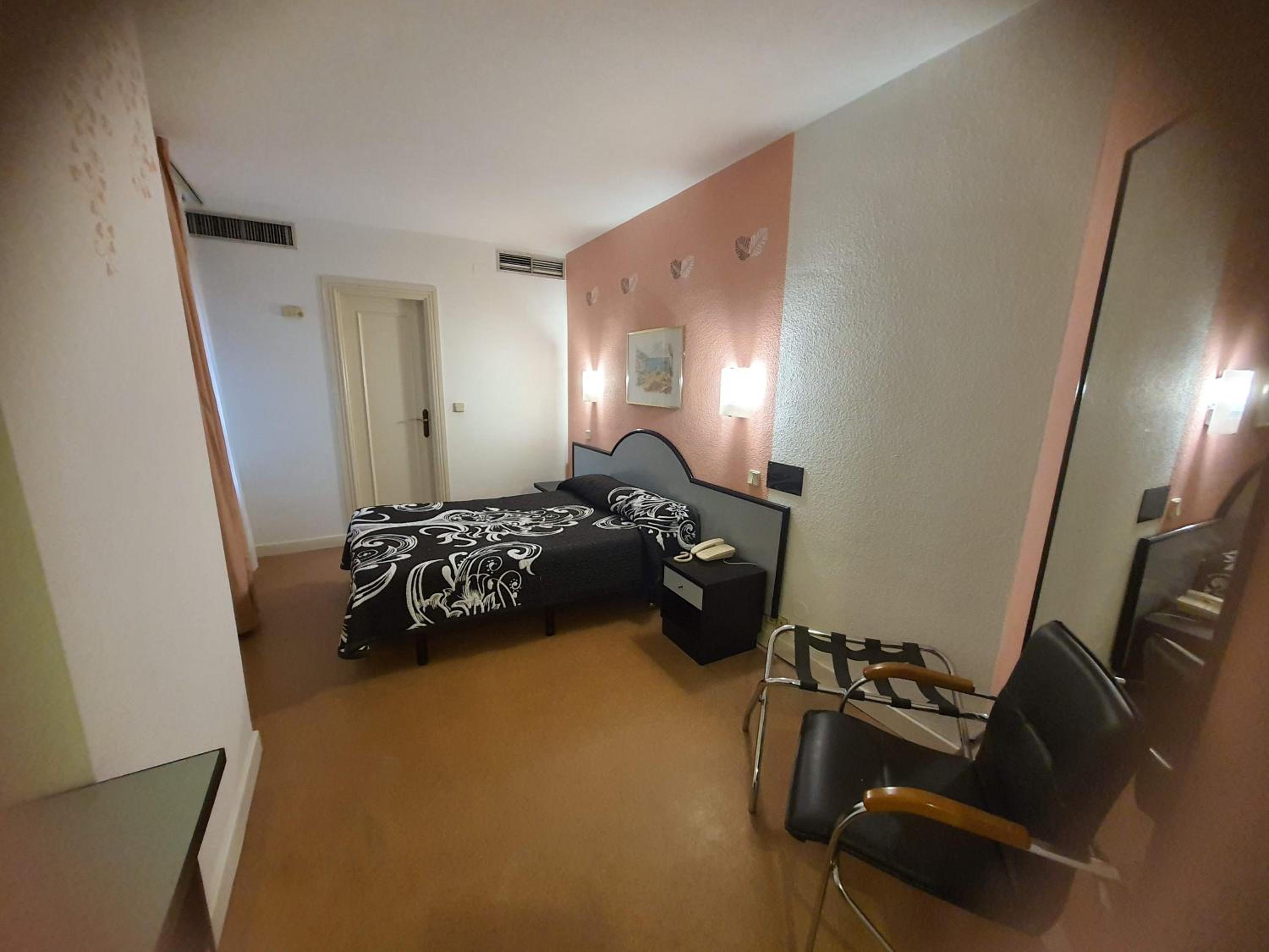 Double Room - Photo 14