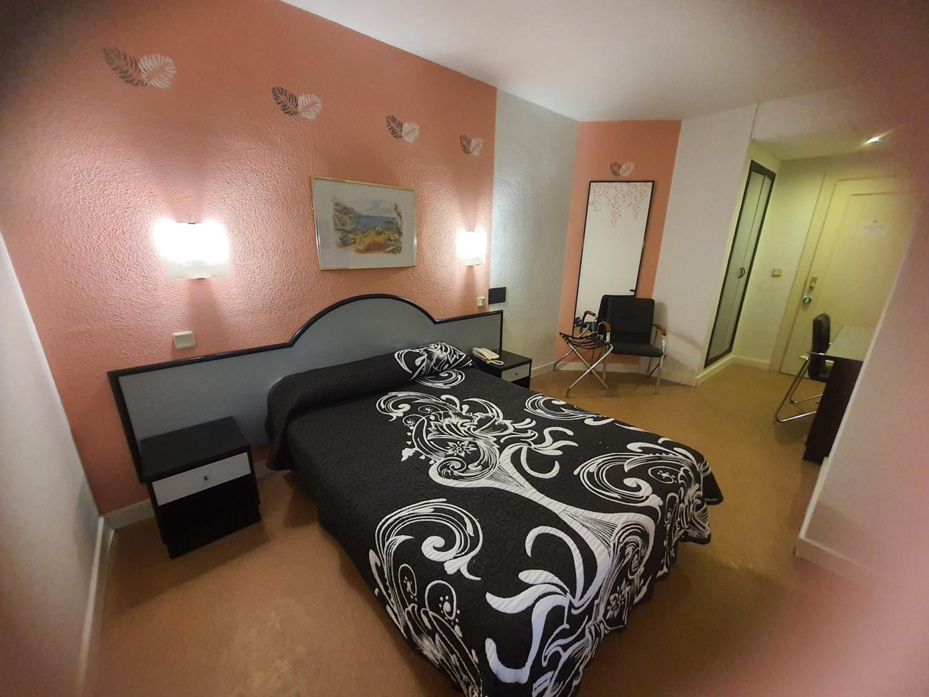 Double Room - Photo 18