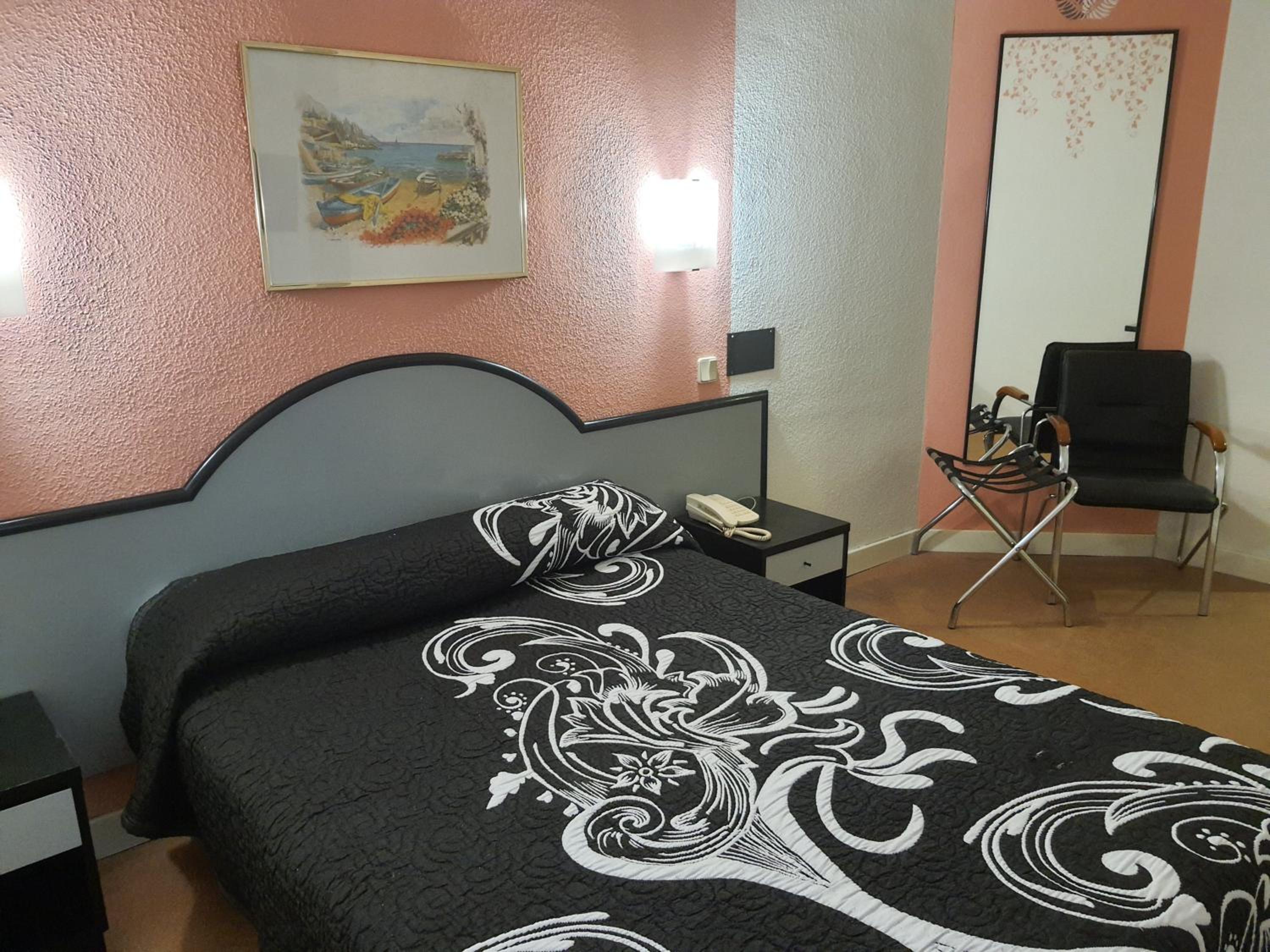 Double Room - Photo 17