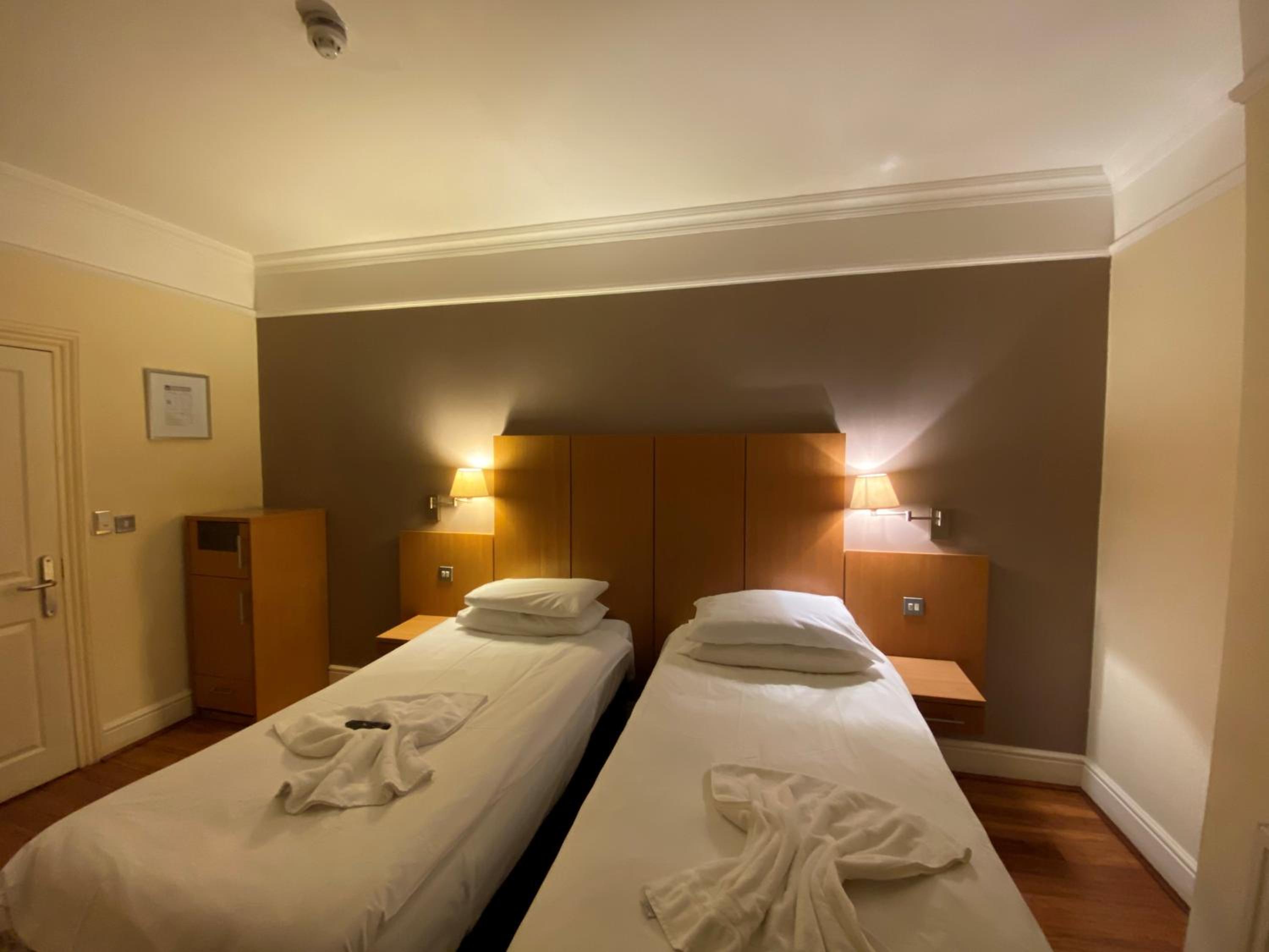 Twin Room - Photo 12