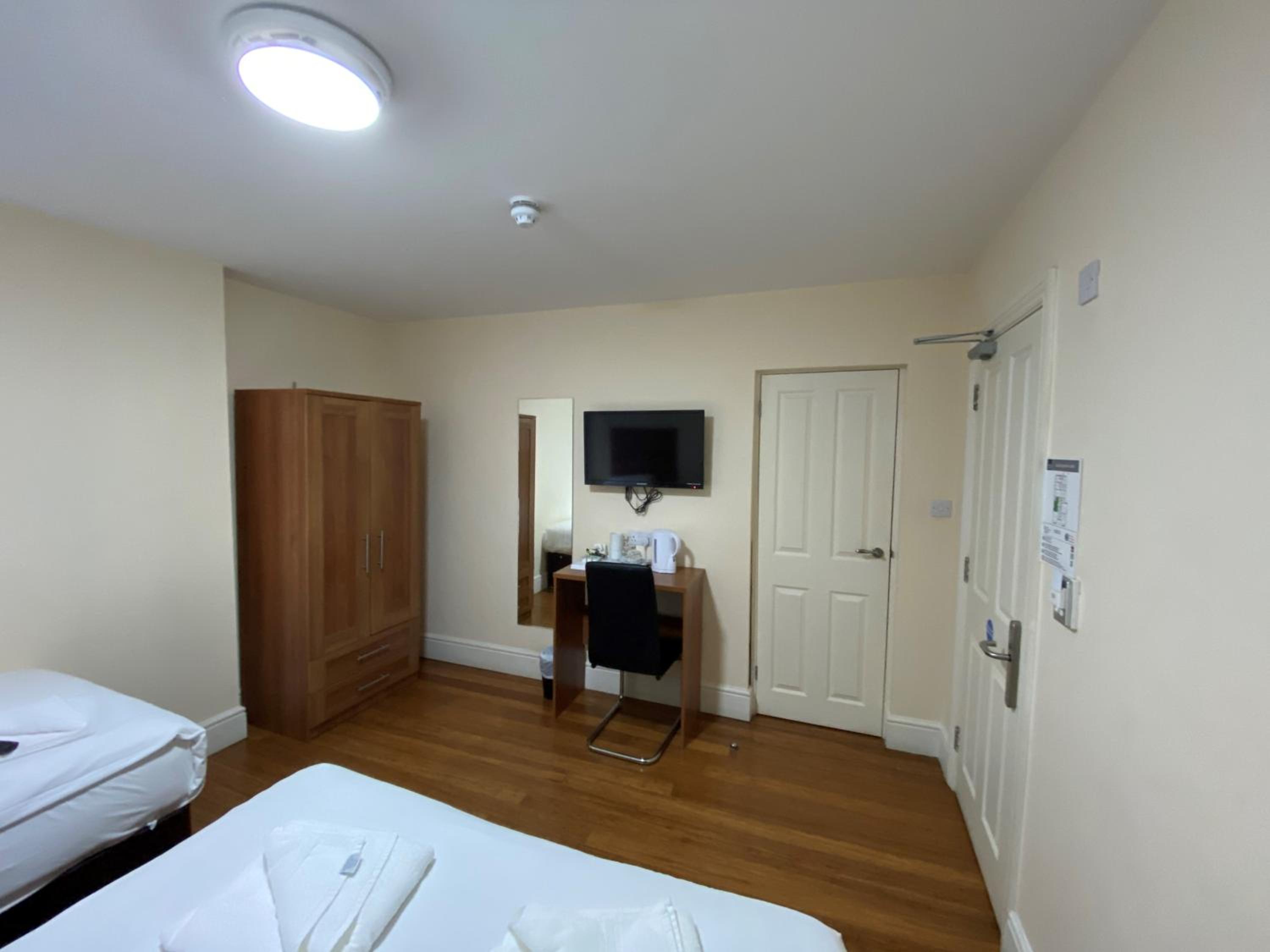 Twin Room - Photo 18