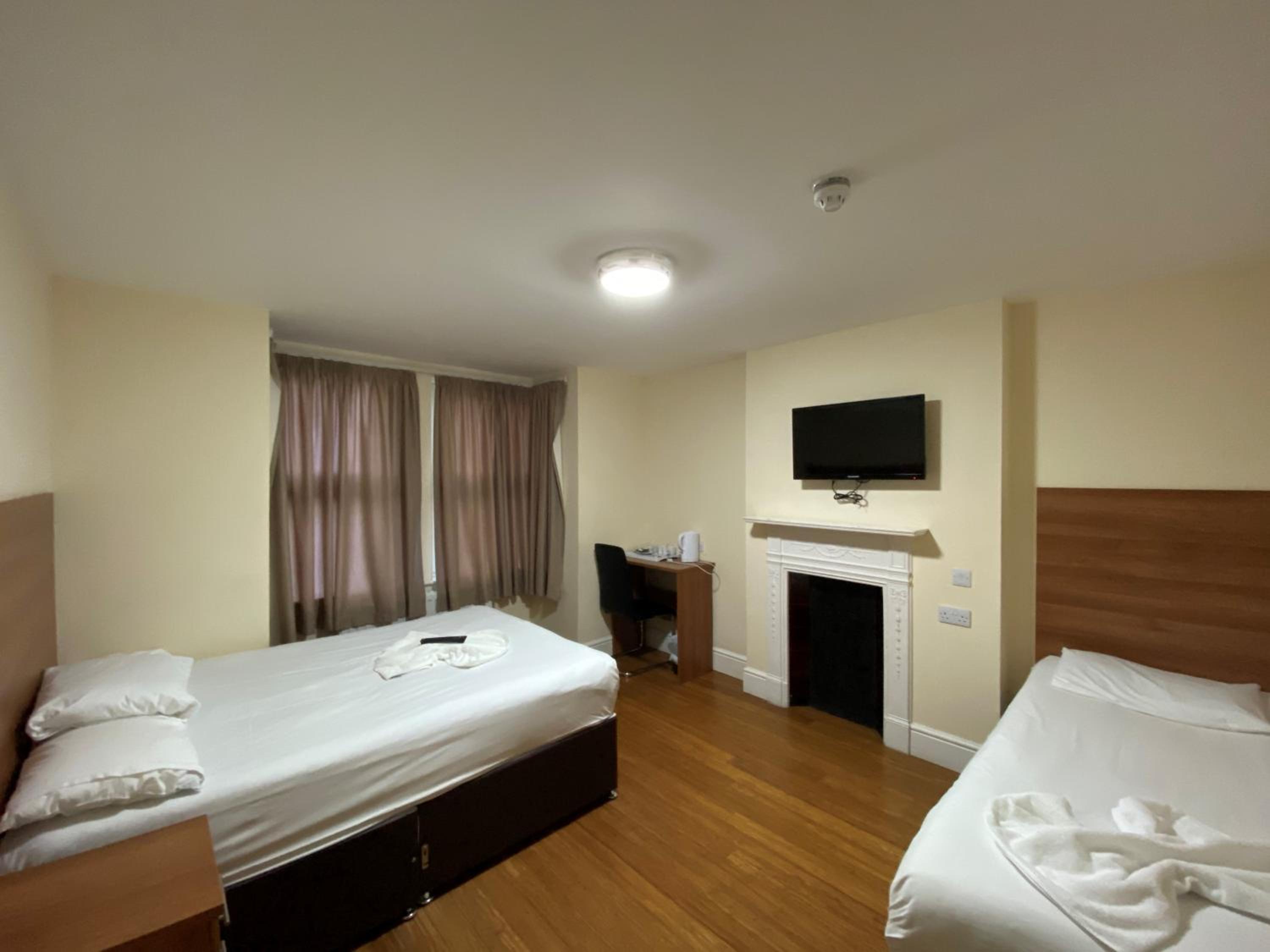 Twin Room - Photo 15