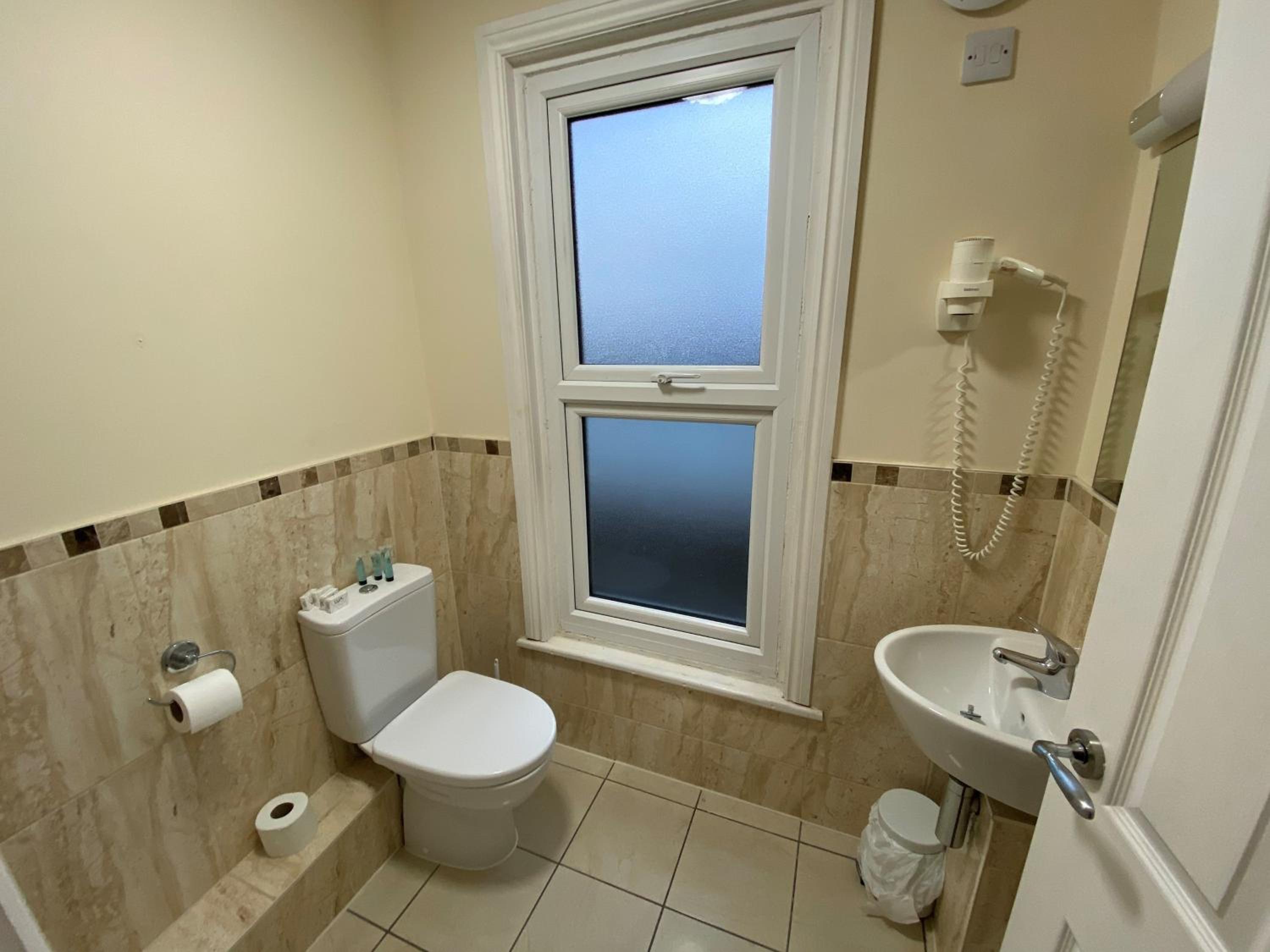 Twin Room - Photo 5