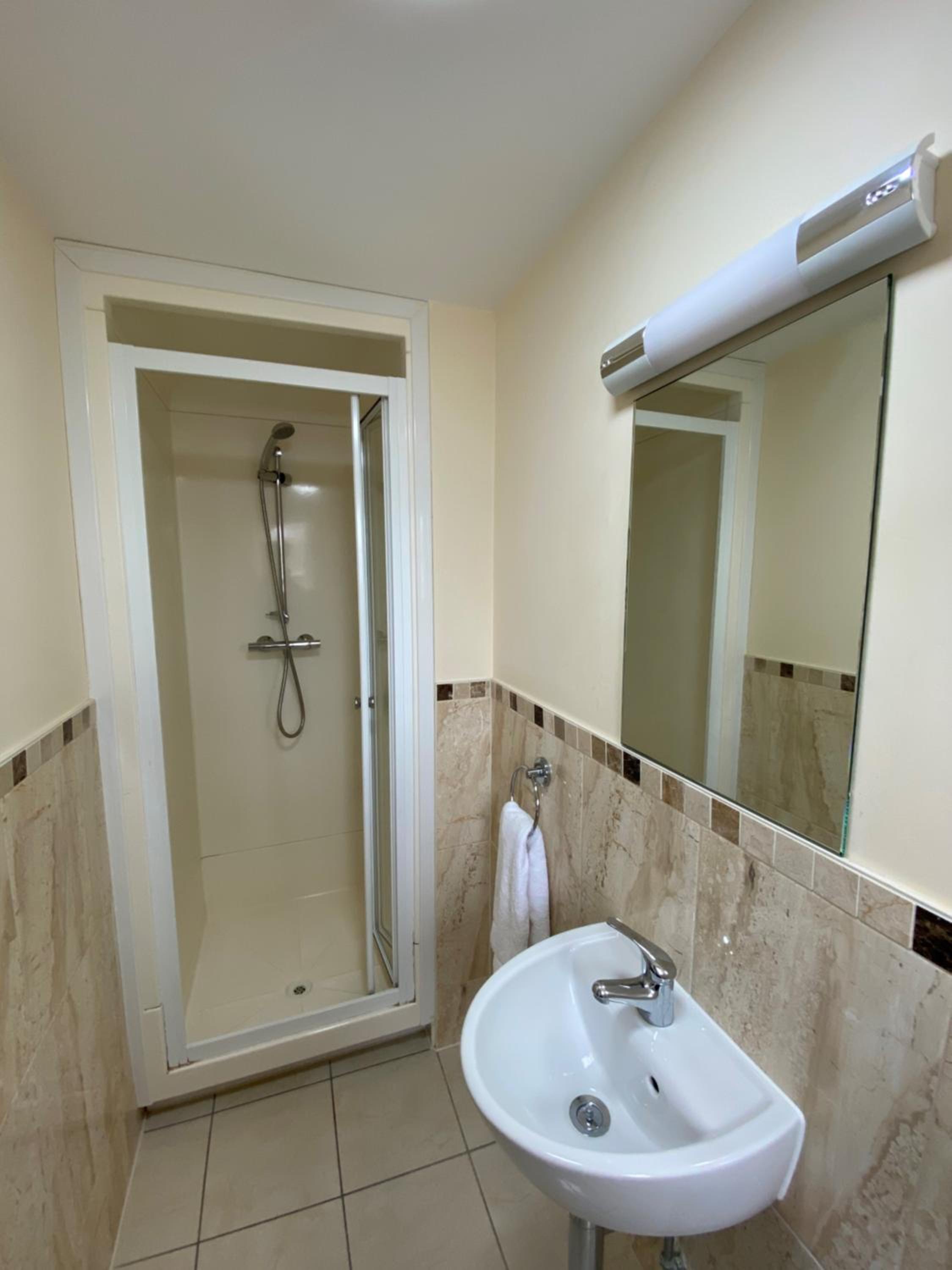 Twin Room - Photo 16