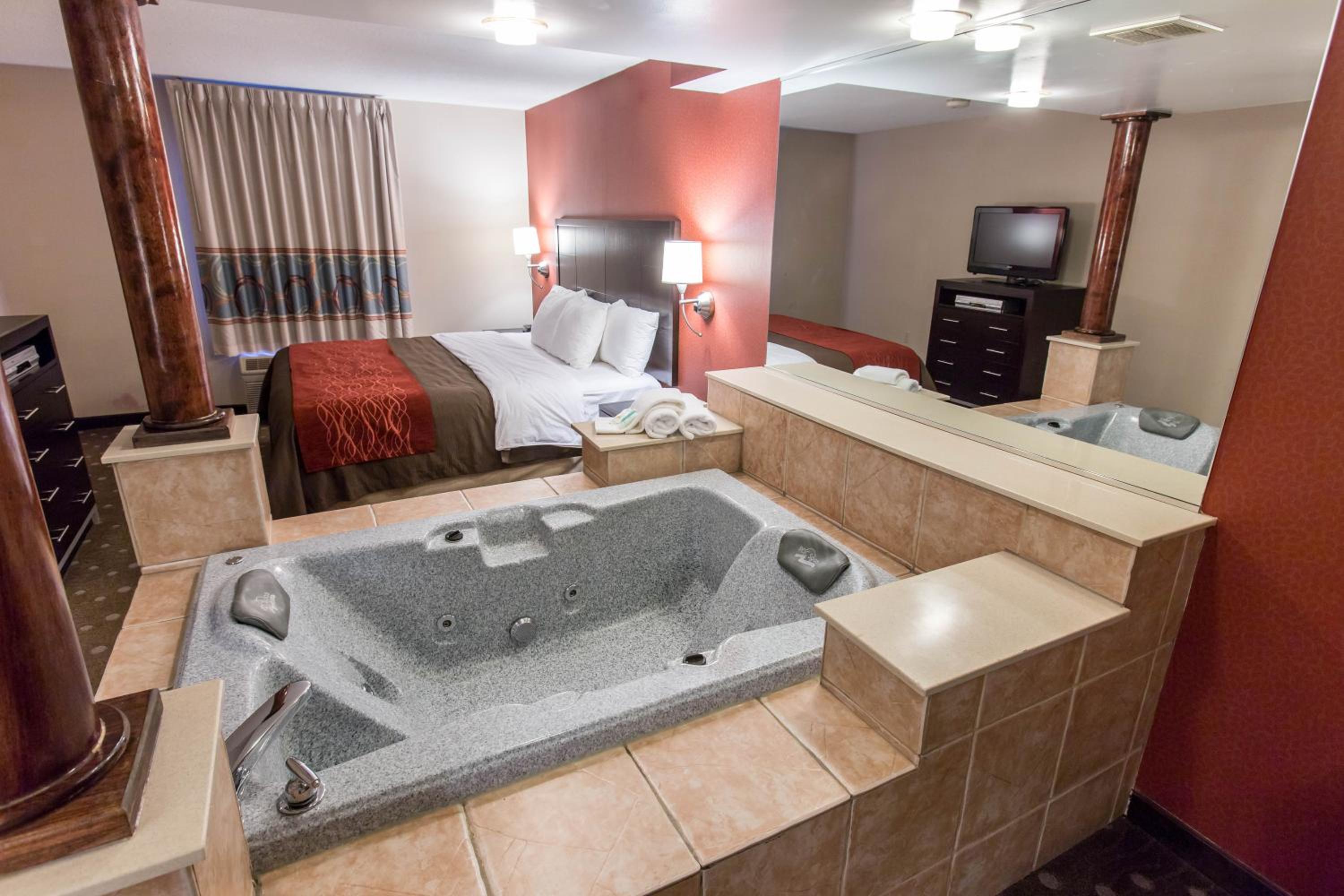 King Room with Hot Tub - Non-Smoking photo 1