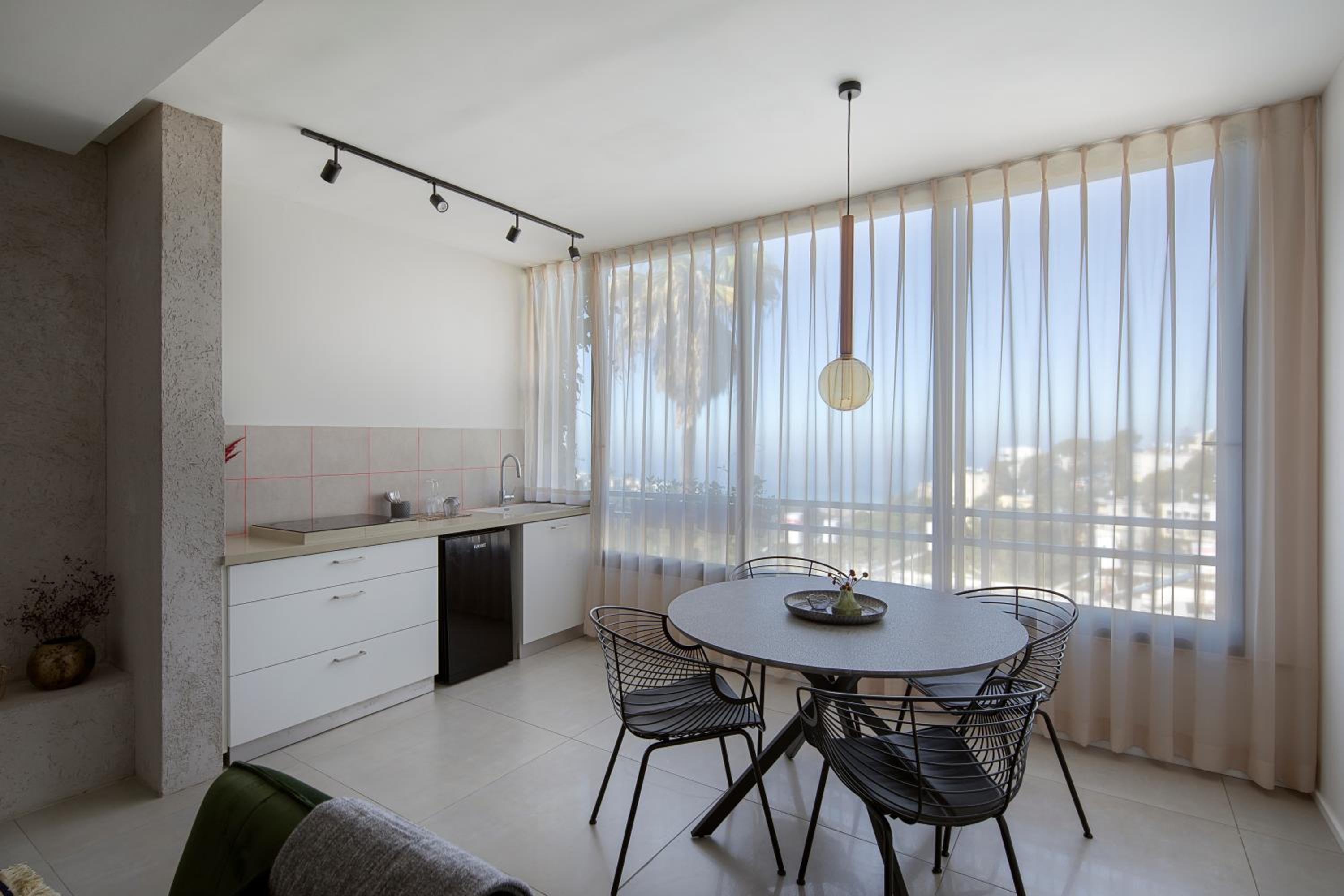 Deluxe Suite with Sea View - Photo 2