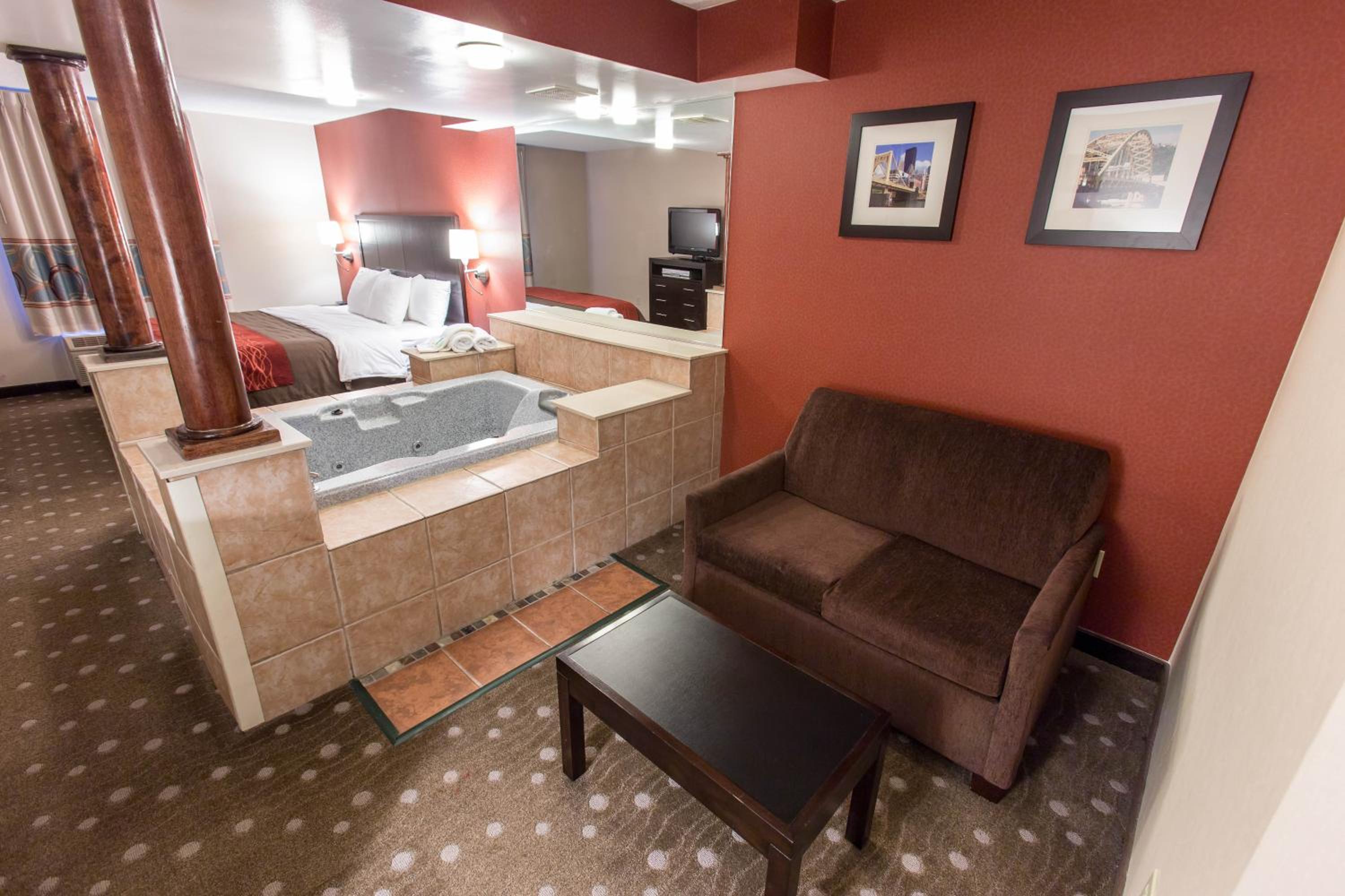 King Room with Hot Tub - Non-Smoking photo 2