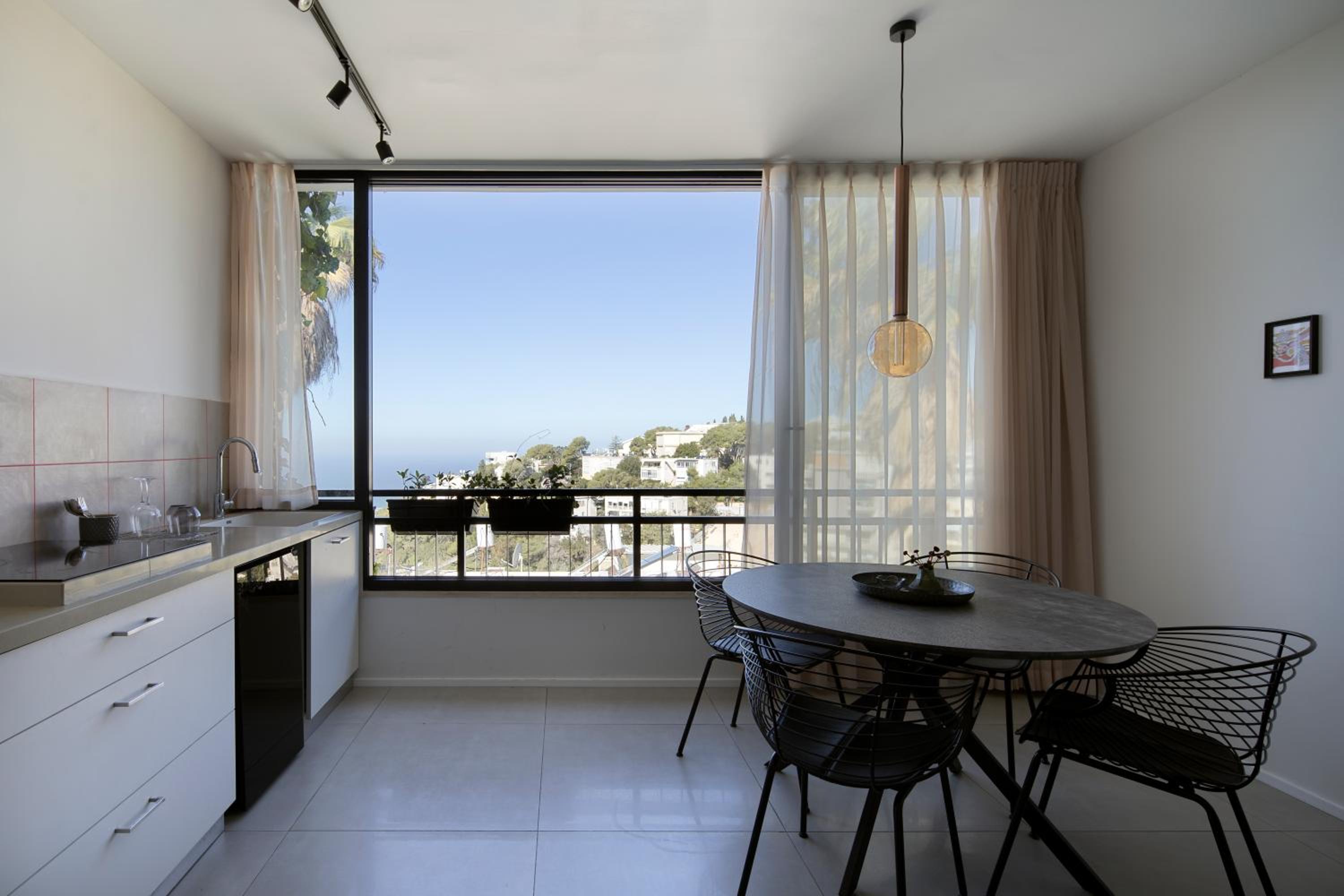 Deluxe Suite with Sea View - Photo 11