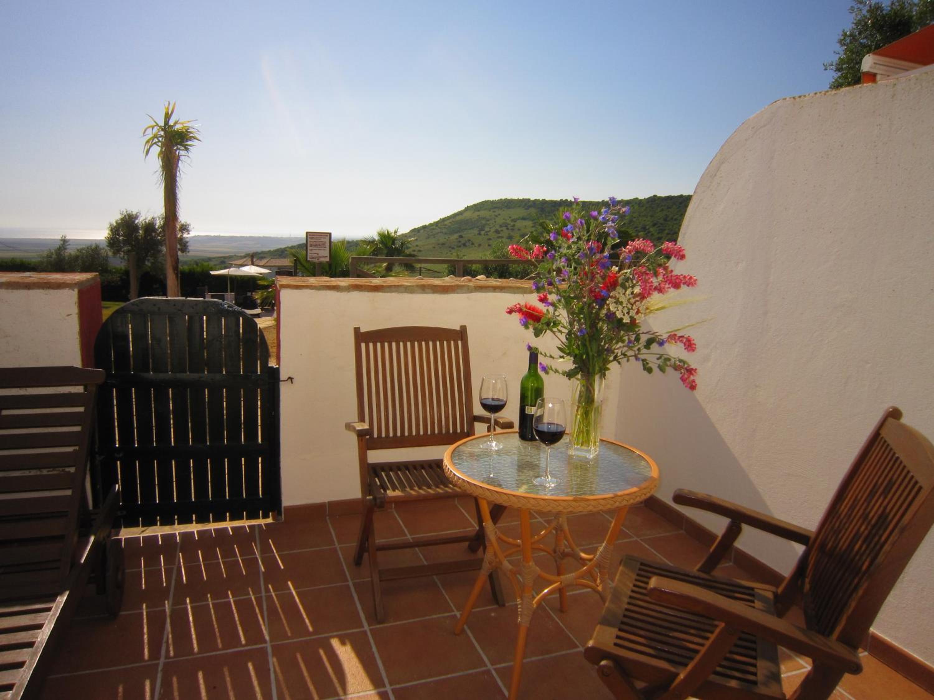 Double or Twin Room with Balcony and Sea View - Photo 13
