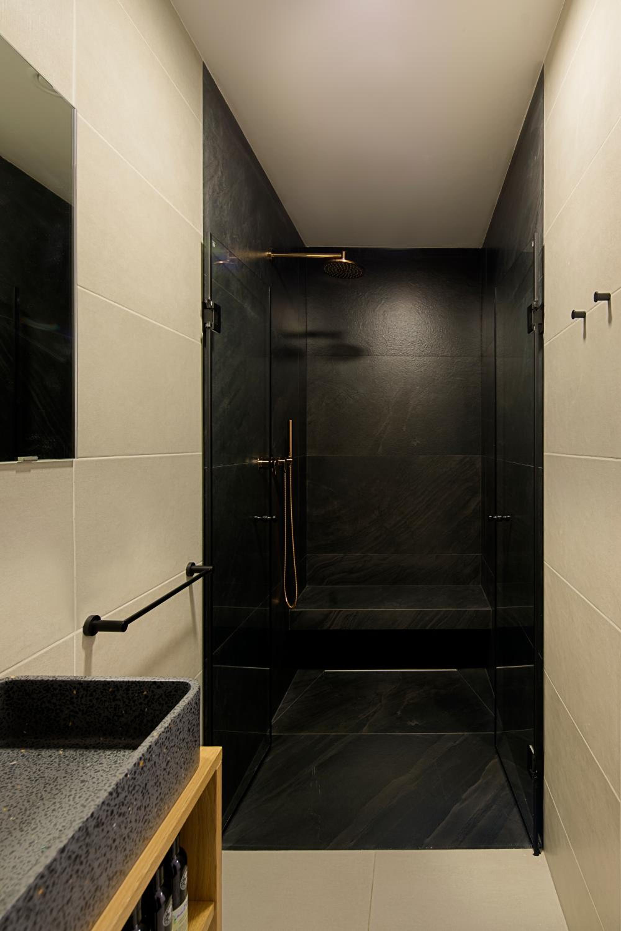 Deluxe Suite with Sea View - Photo 3