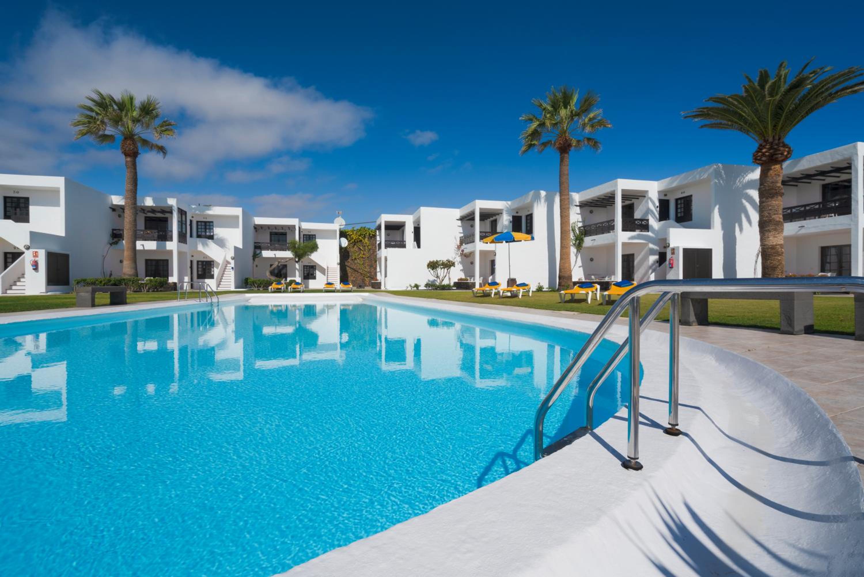 Apartment with Pool View  photo 2