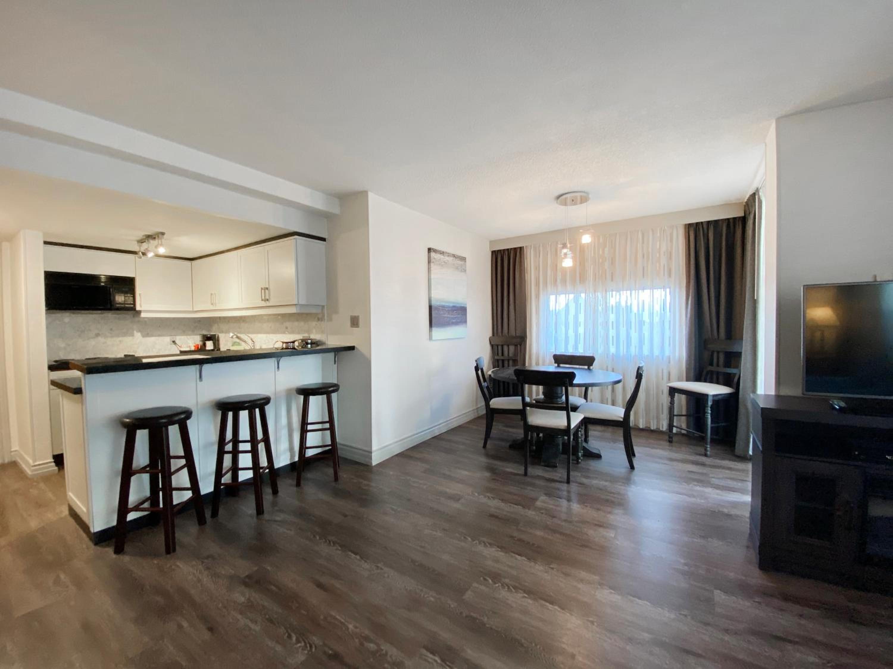 Large King Suite with Kitchenette, Electric fireplace and Balcony- Non-Smoking - Photo 2