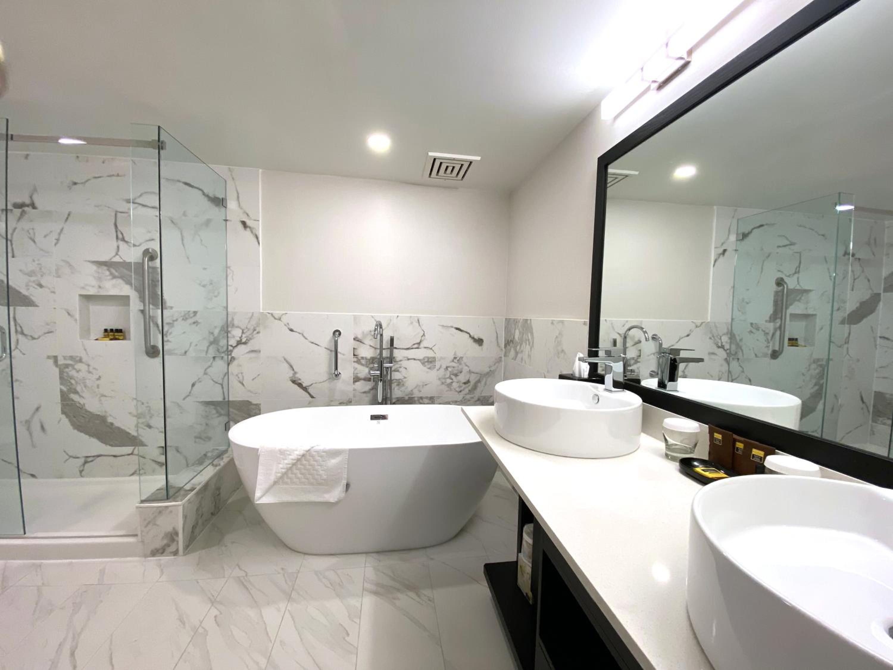 Large King Suite with Kitchenette, Electric fireplace and Balcony- Non-Smoking - Photo 10