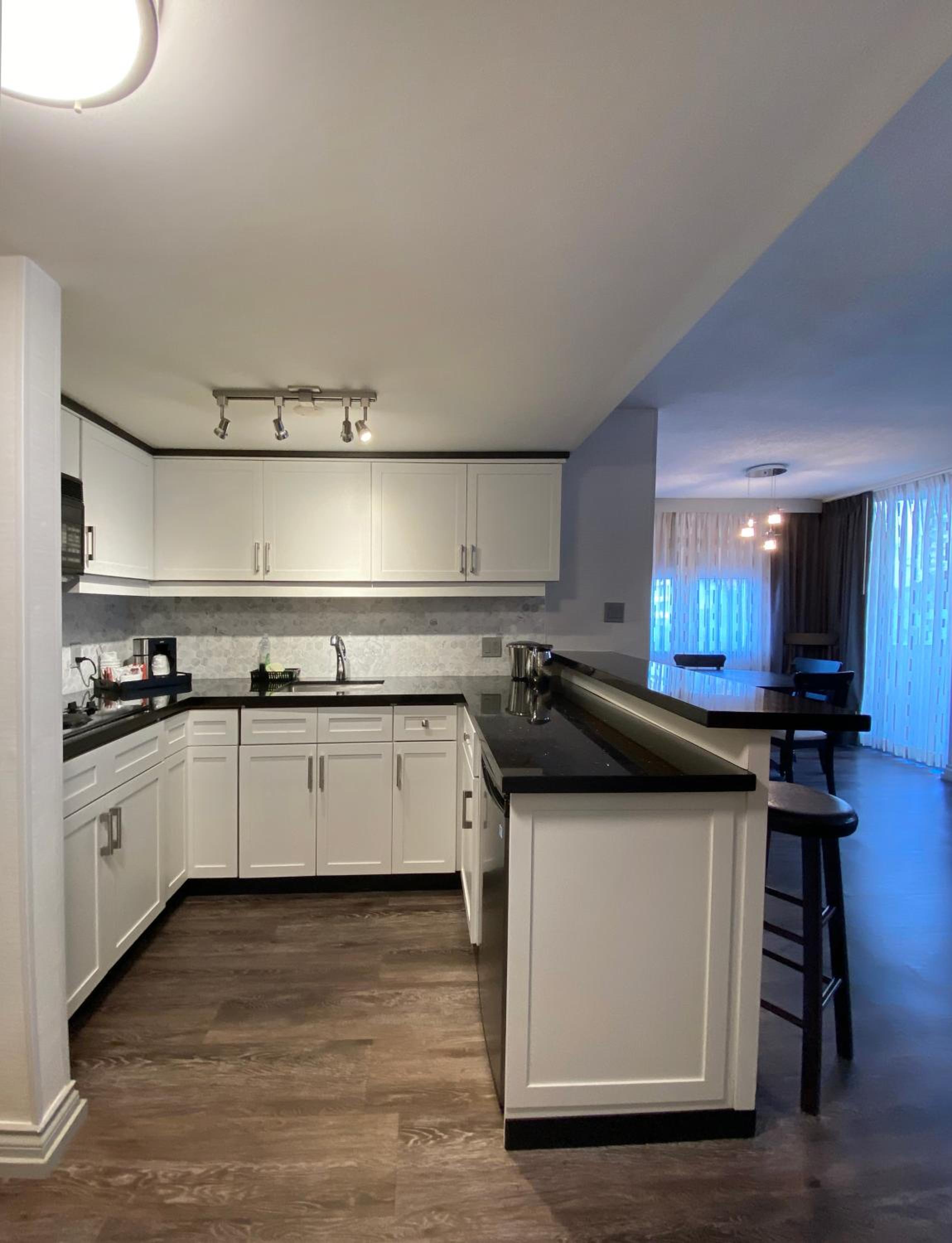 Large King Suite with Kitchenette, Electric fireplace and Balcony- Non-Smoking - Photo 9
