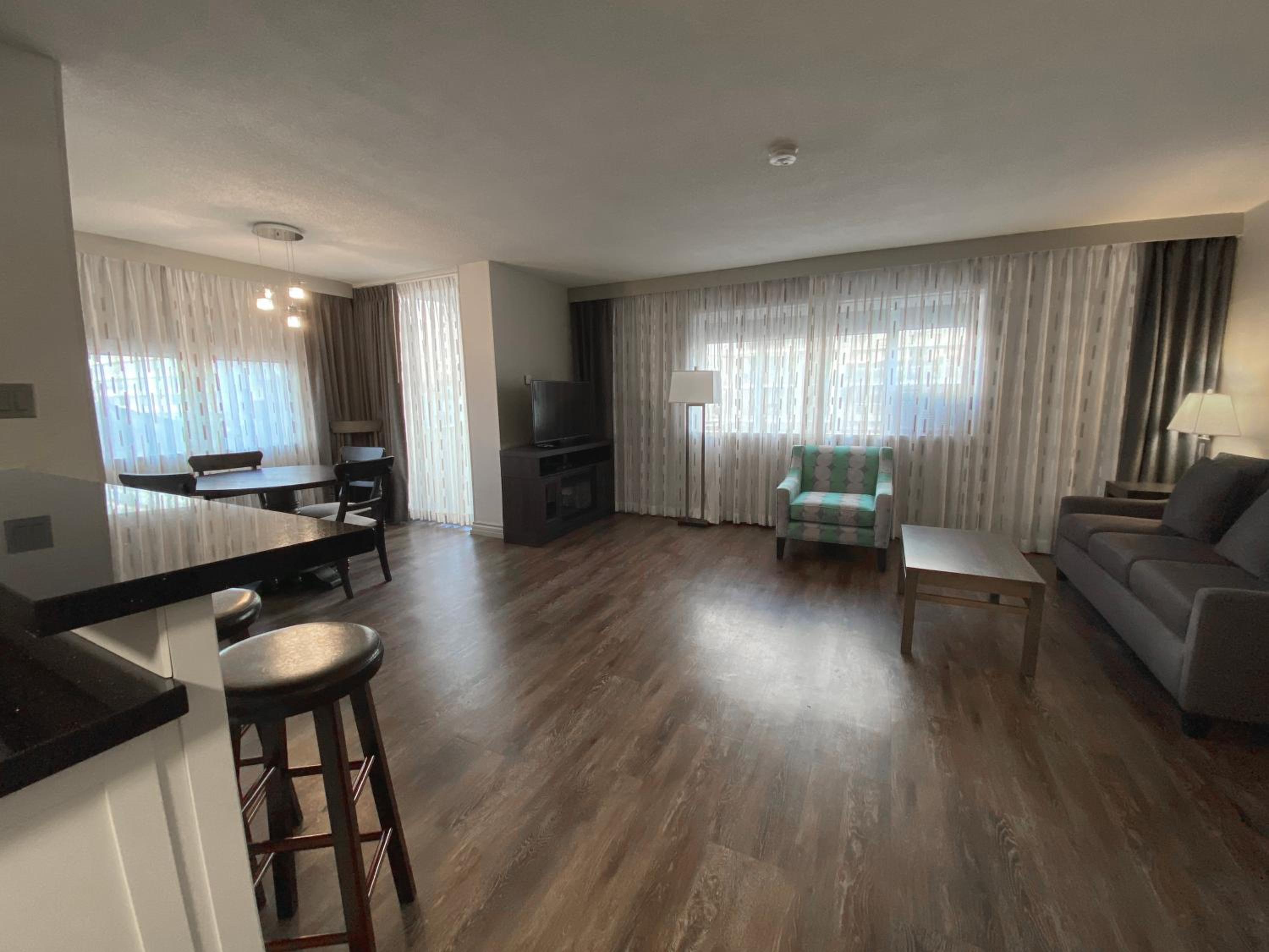 Large King Suite with Kitchenette, Electric fireplace and Balcony- Non-Smoking - Photo 5