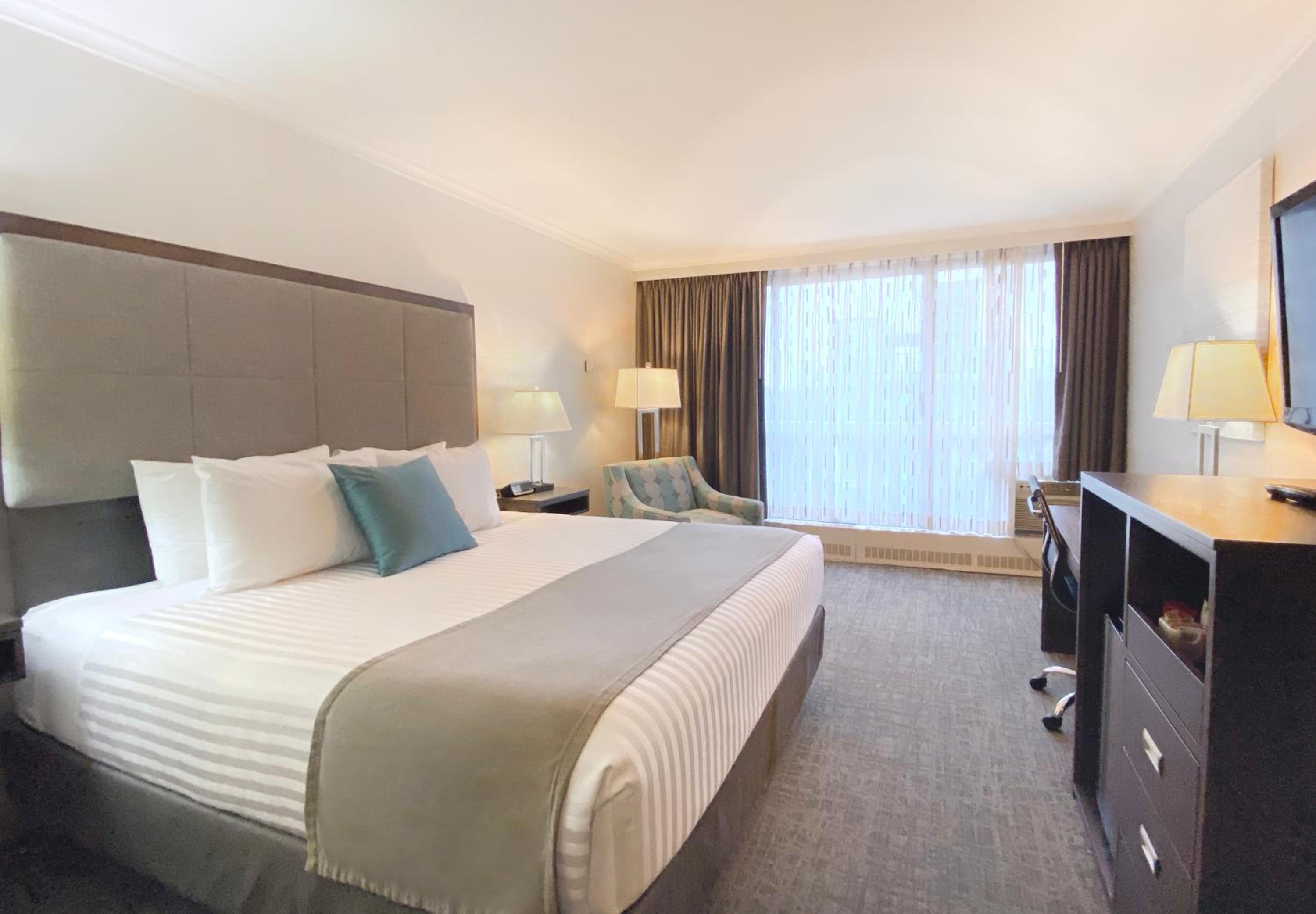 Premium King Room with Sofa Bed - Non-Smoking - Photo 10