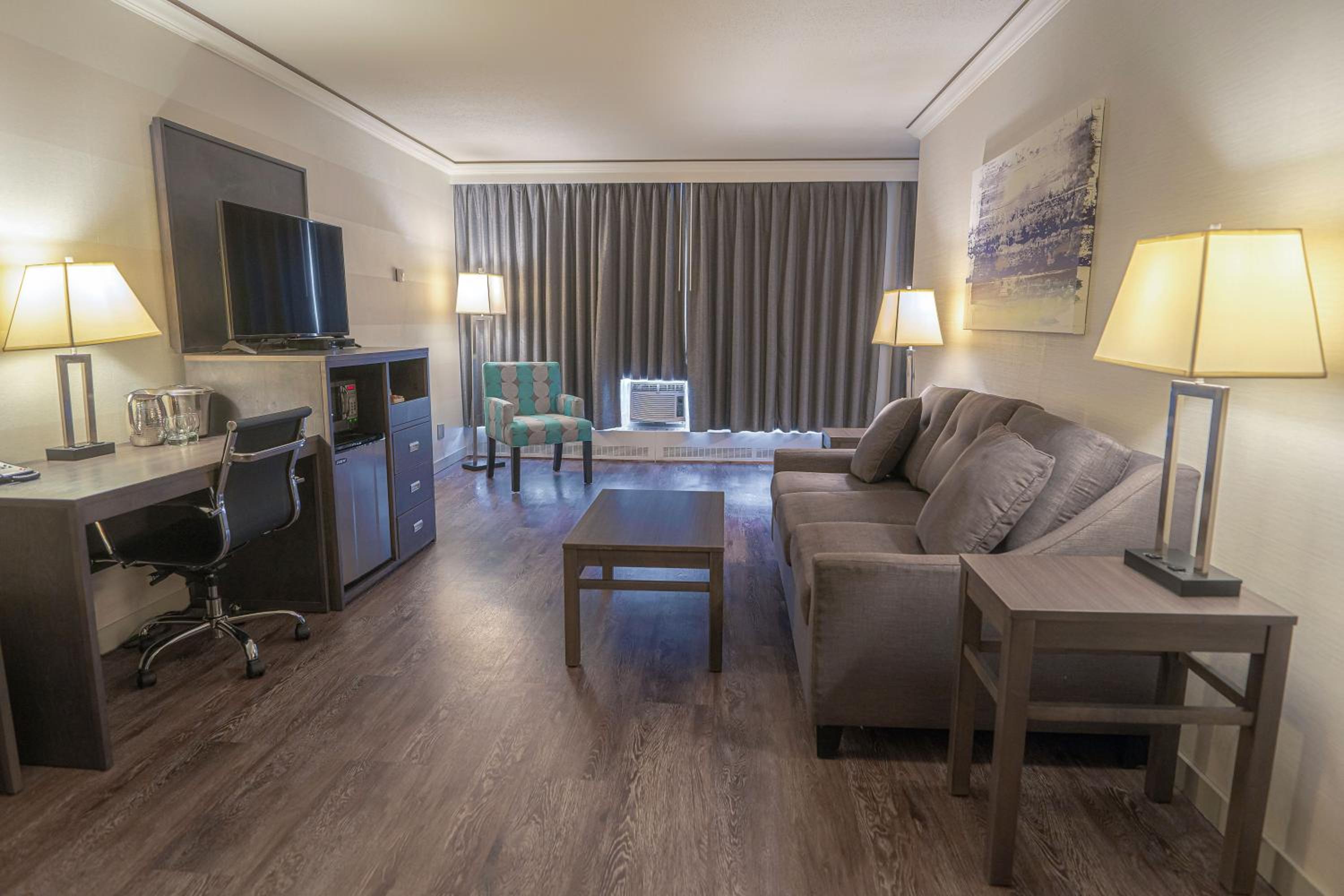 Business Queen Suite with separate living room and Sofa Bed - Non-Smoking - Photo 9