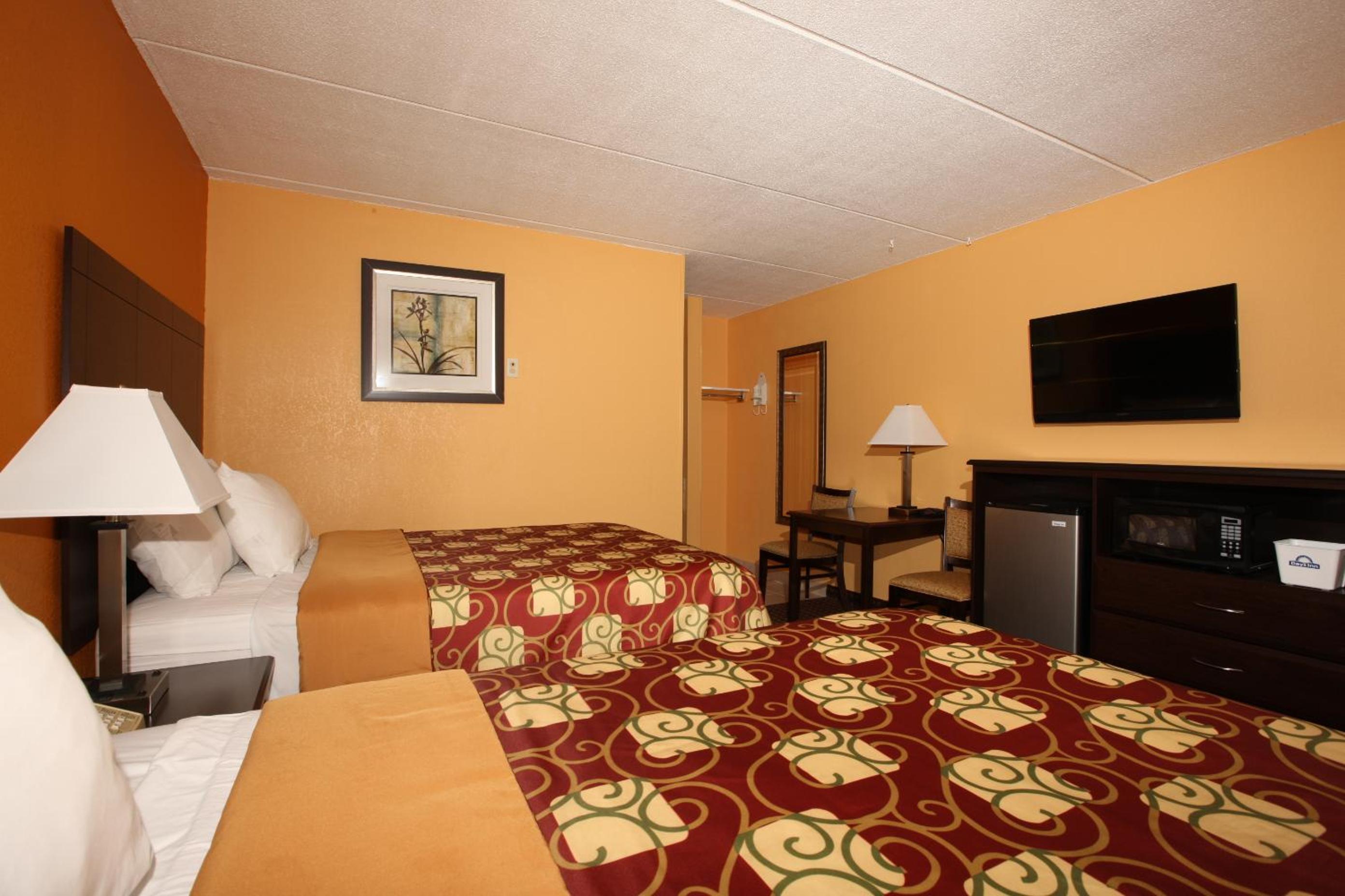 Superior Queen Room with Two Queen Beds - Non-Smoking - Photo 3