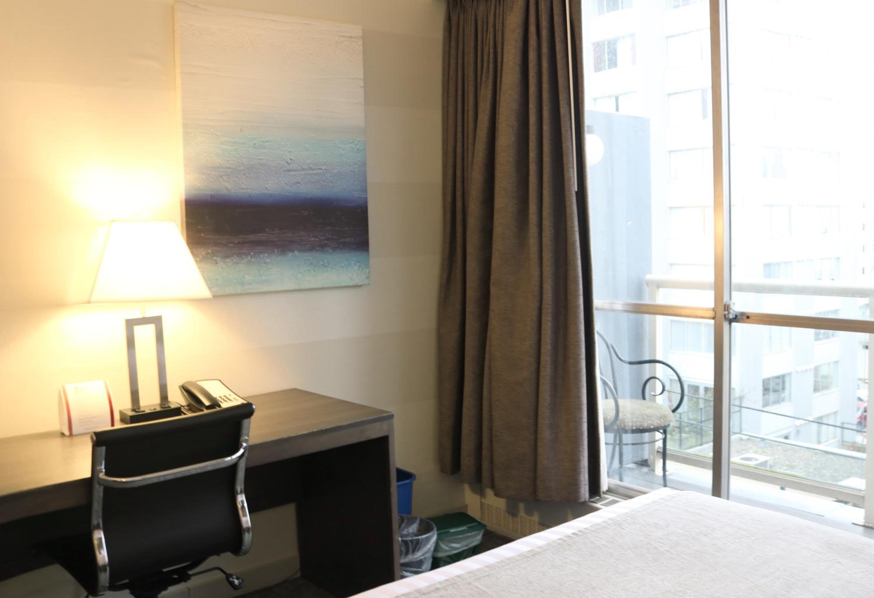 Premium King Room with Balcony - Non-Smoking - Photo 6