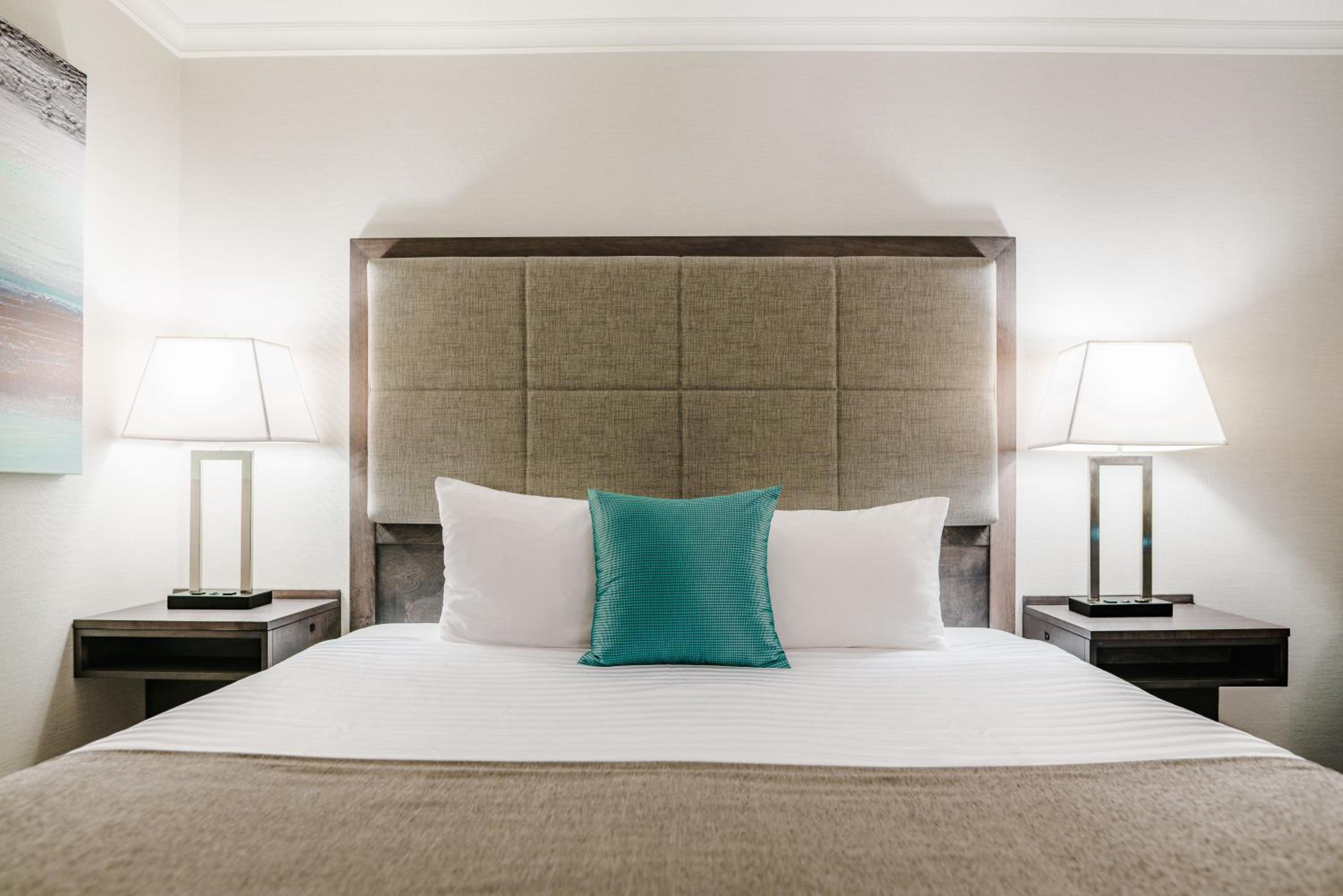 Premium King Room with Balcony - Non-Smoking - Photo 7