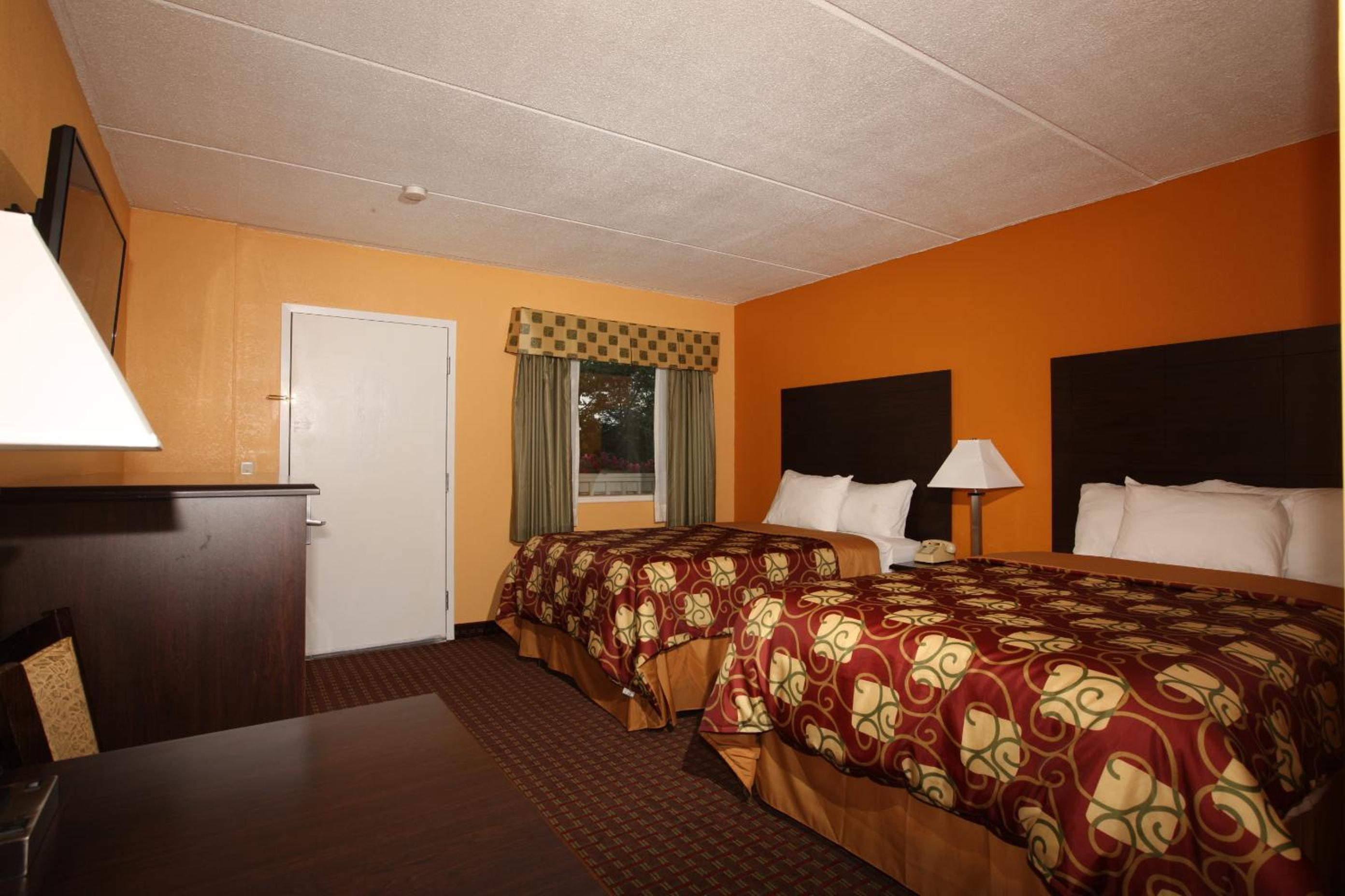 Superior Queen Room with Two Queen Beds - Non-Smoking - Photo 4