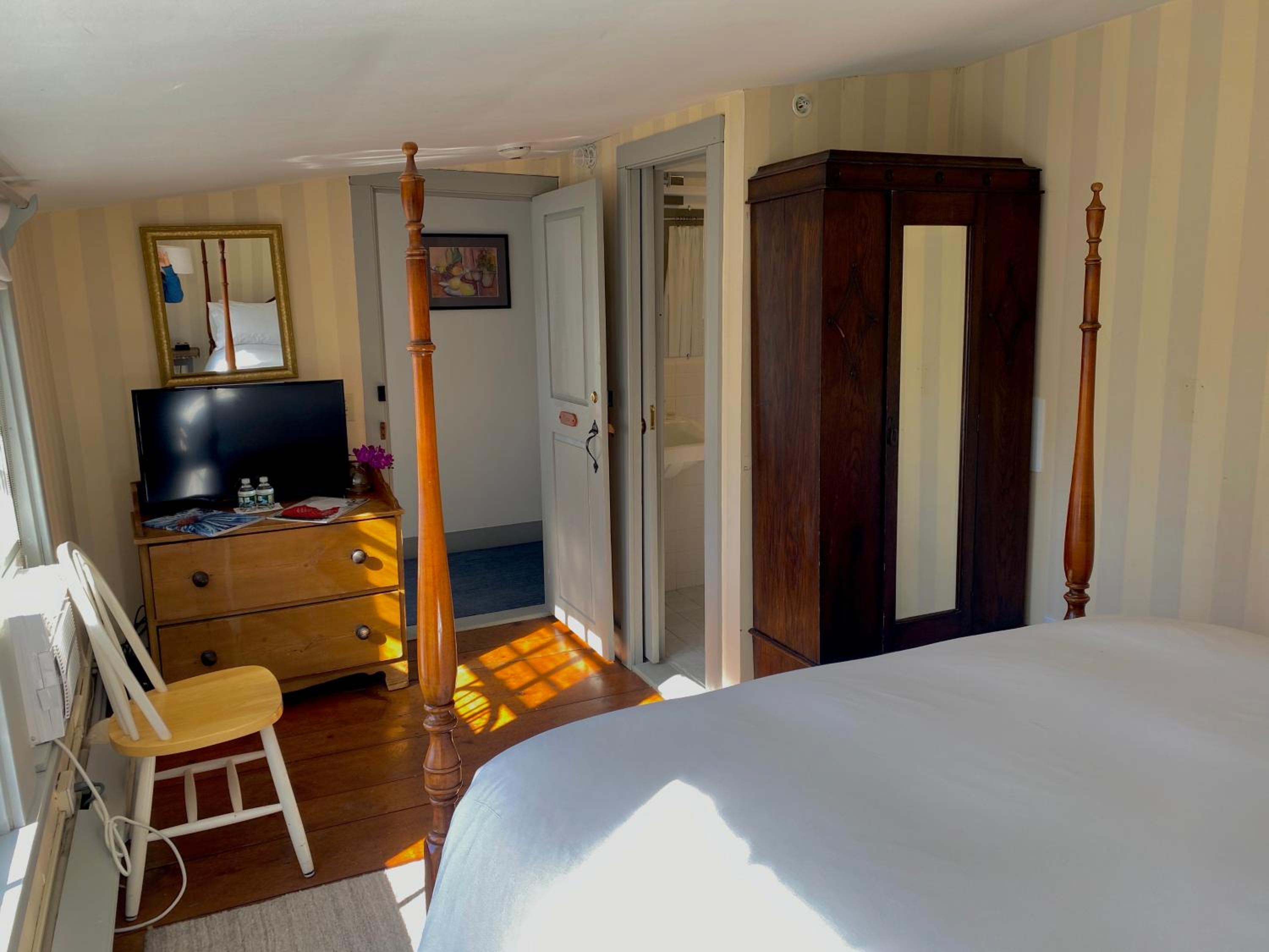 Standard Queen Room photo 3