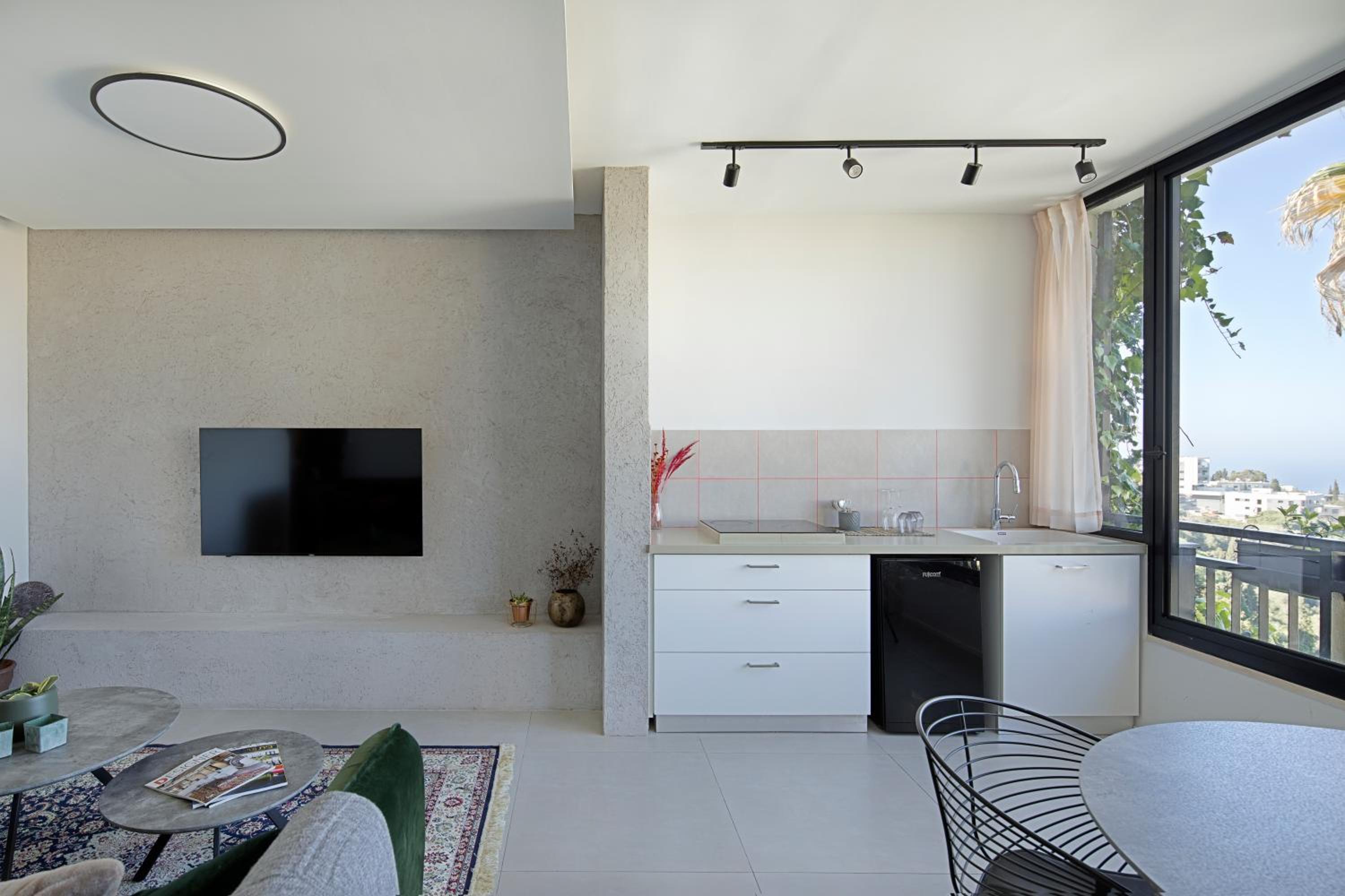 Deluxe Suite with Sea View - Photo 19