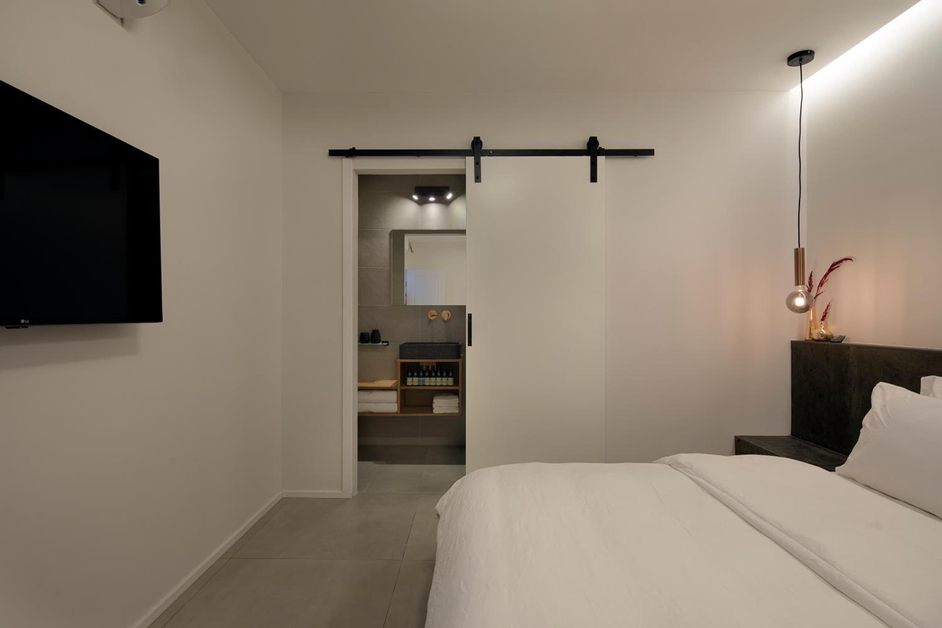 Deluxe Suite with Sea View - Photo 7