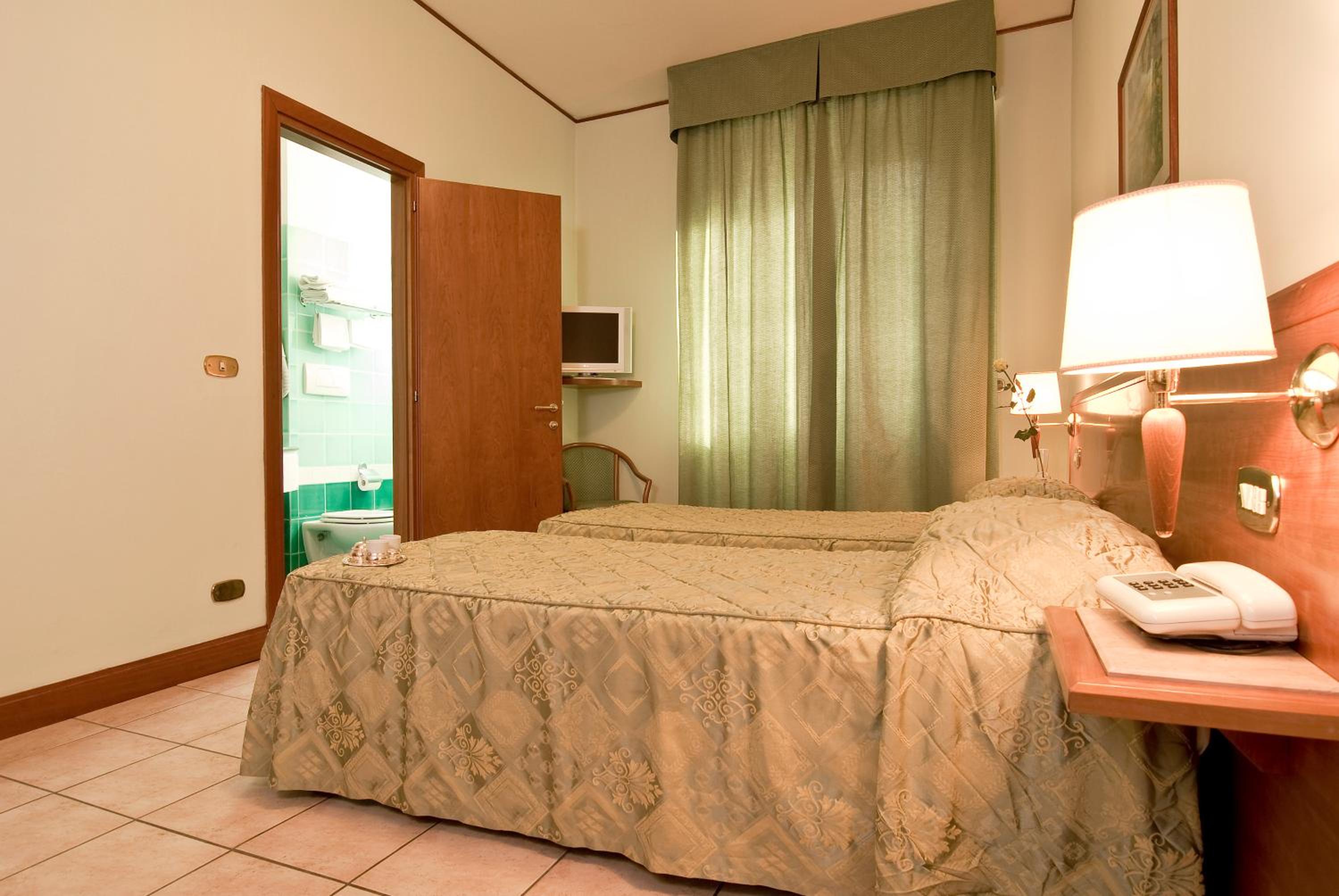 Classic Double or Twin Room - Photo 6