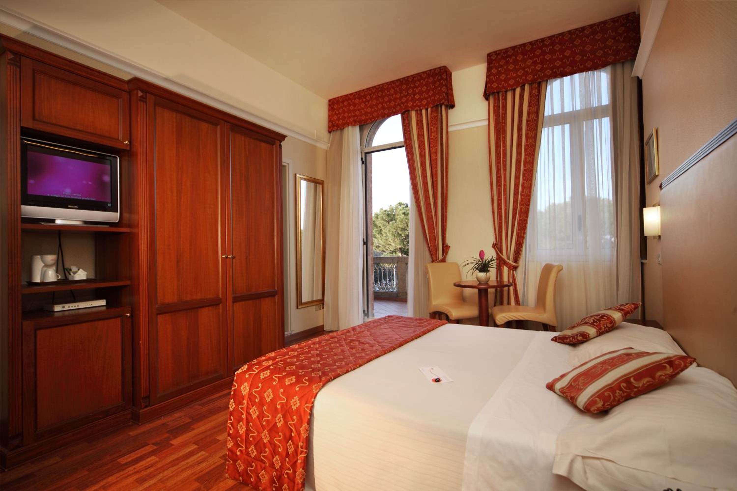 Double or Twin Room - Photo 6