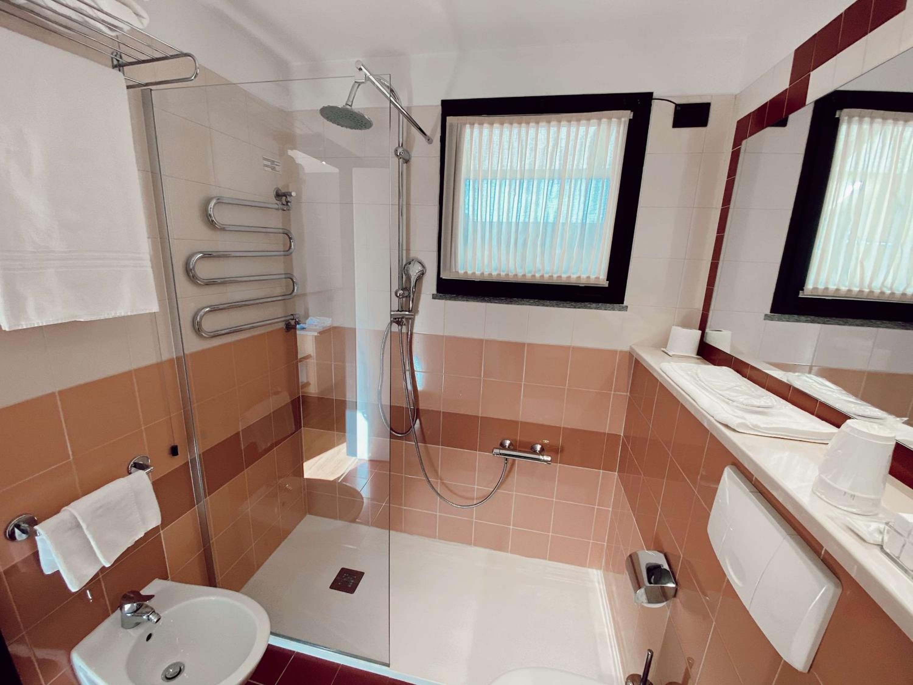 Standard King Room - Photo 6