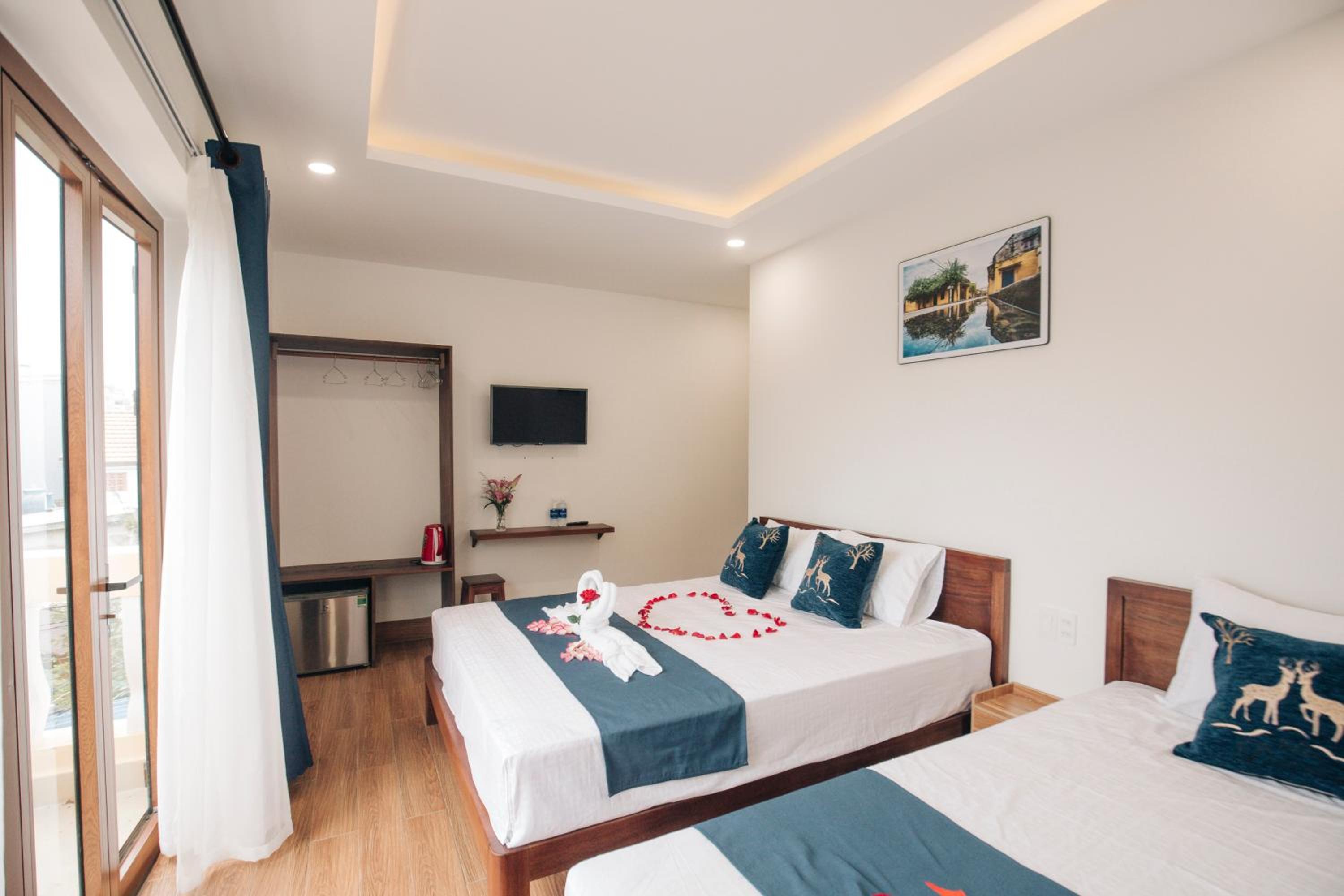 Superior Double or Twin Room with City View - Photo 11