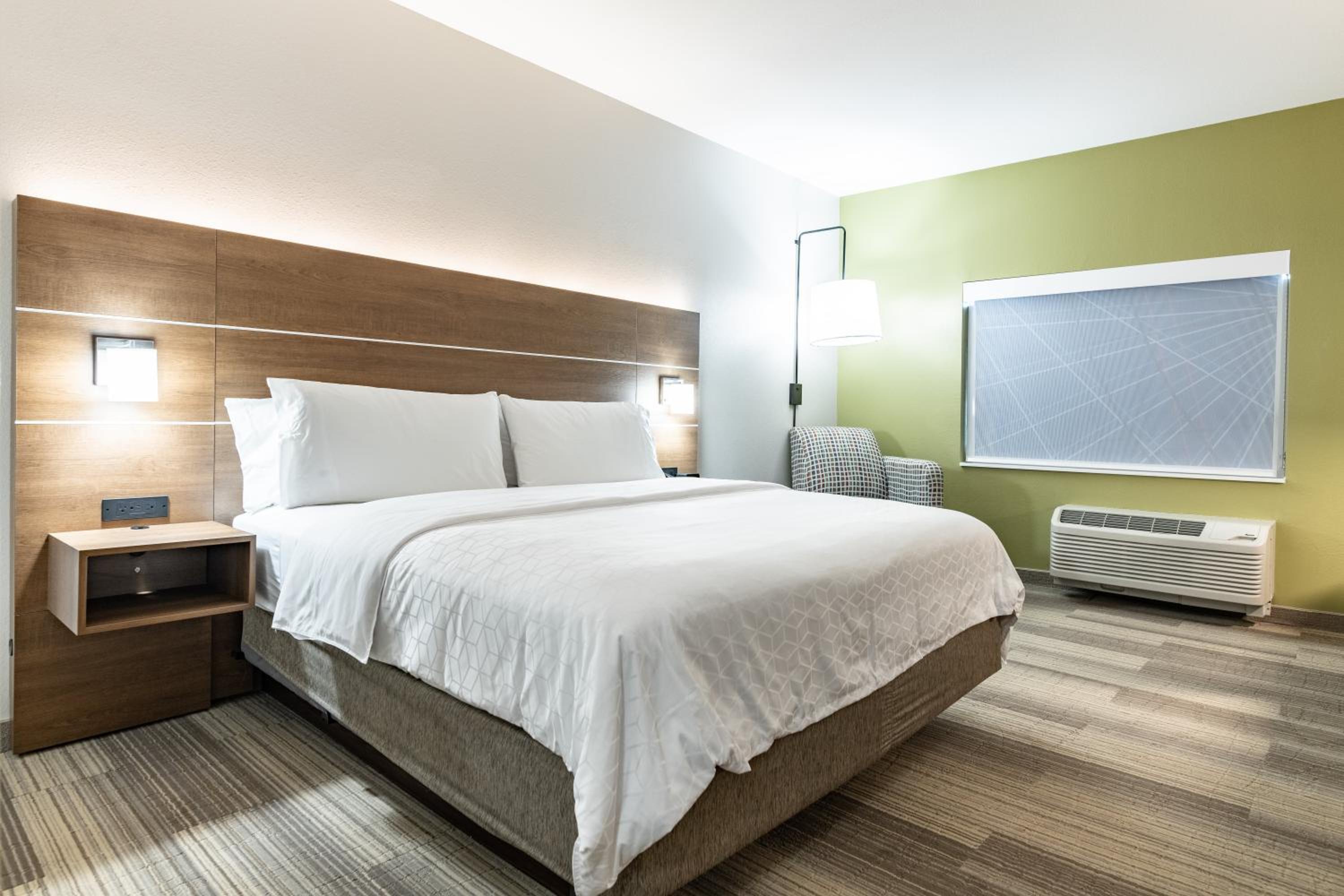 Standard King Room with Extra Space - Photo 1