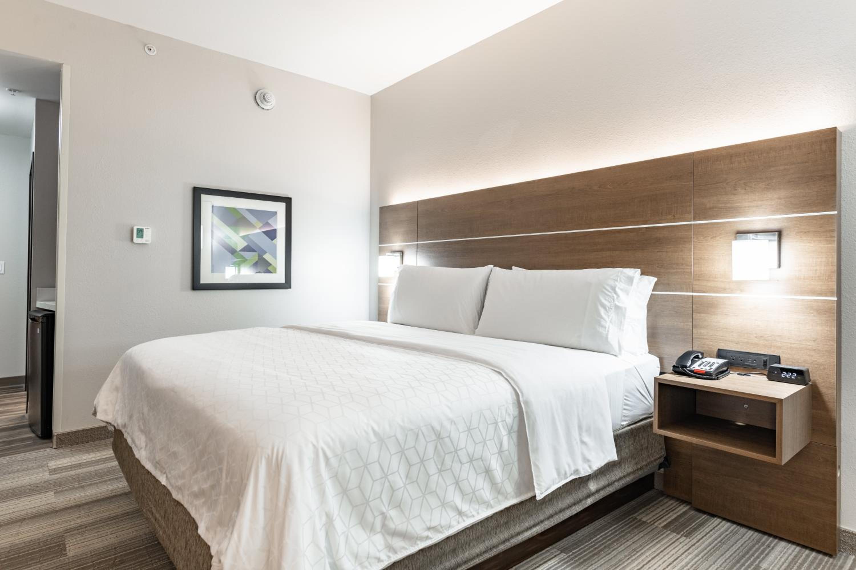 Standard King Room - Photo 7