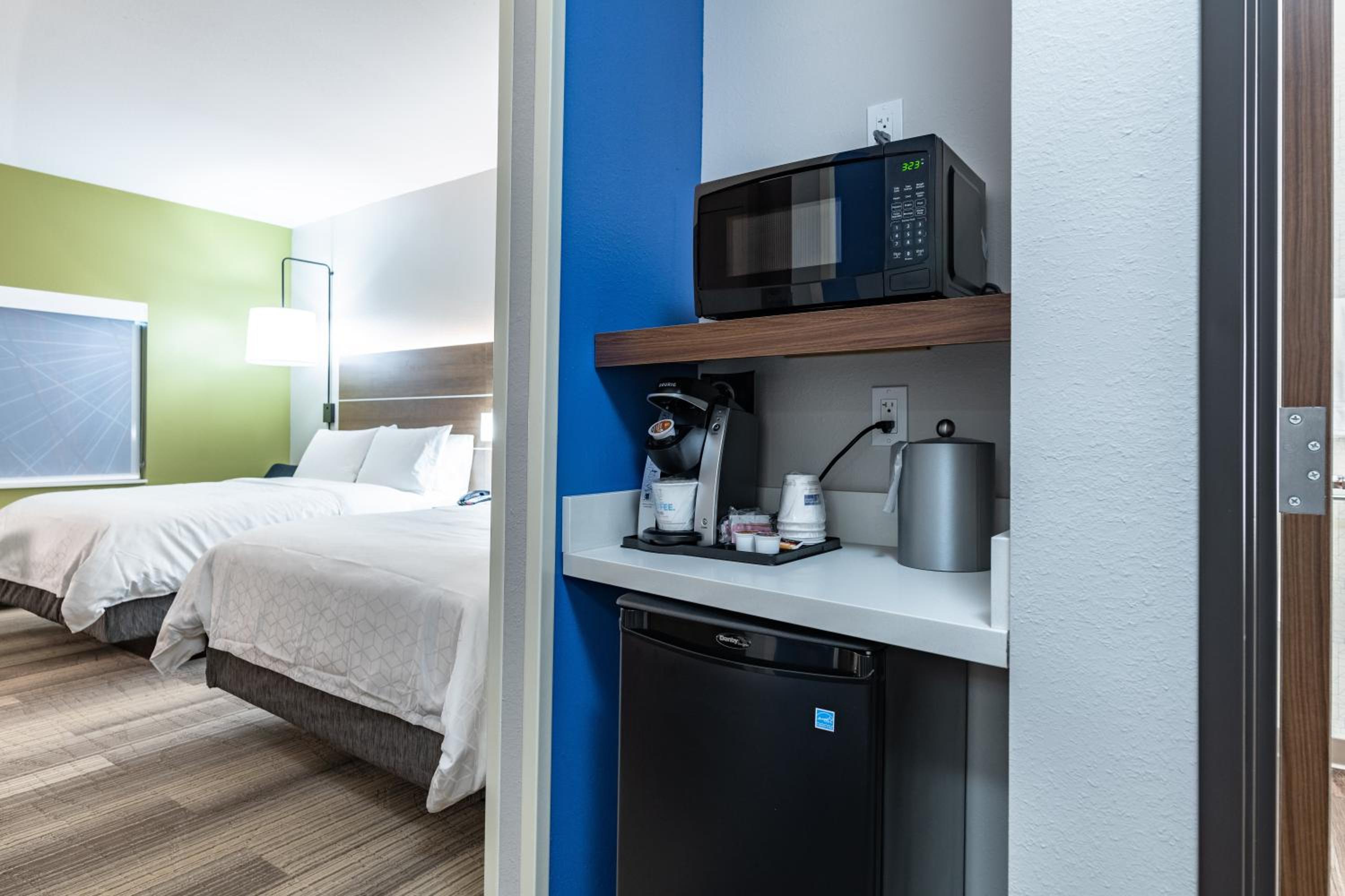 Suite with Two Queen Beds - Photo 3